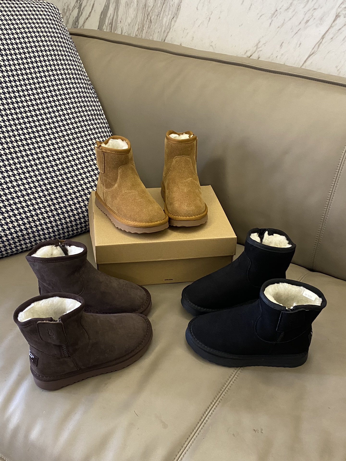 图片[4]-原图直出🌟 UGG 加绒儿童雪地靴经典款来咯😻鞋头圆圆的百搭舒适却不失设计新颖🌟侧面拉链+魔术贴设计方便宝贝穿脱✅内里毛绒绒的看起来就保暖🔥鞋底防滑耐磨抓地力好-选品中心