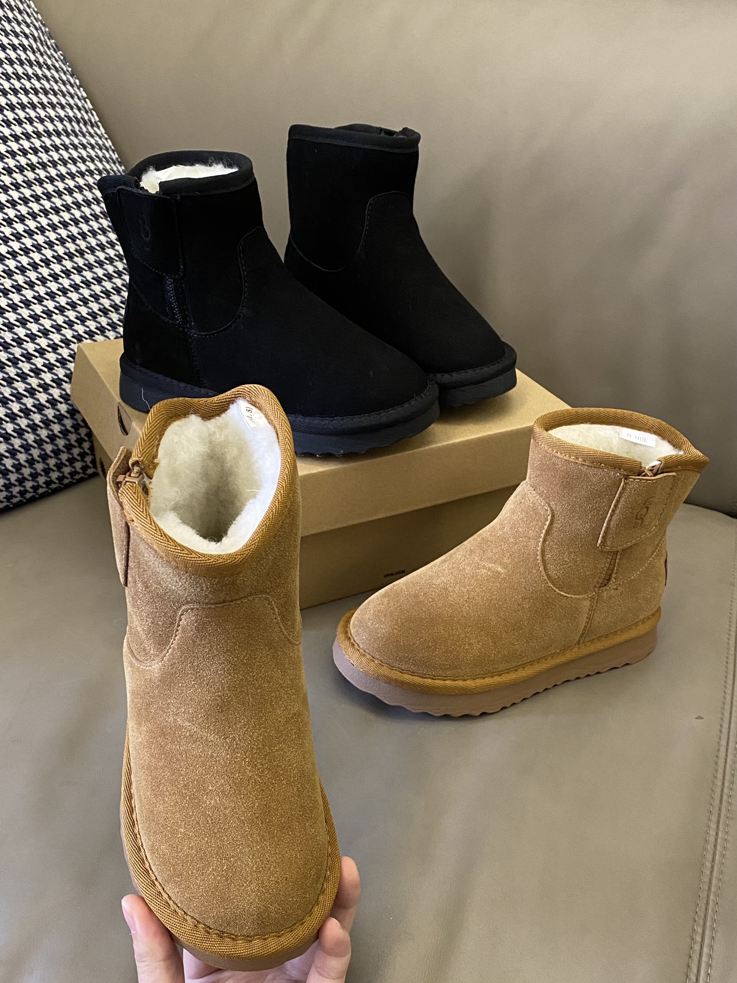 原图直出🌟 UGG 加绒儿童雪地靴经典款来咯😻鞋头圆圆的百搭舒适却不失设计新颖🌟侧面拉链+魔术贴设计方便宝贝穿脱✅内里毛绒绒的看起来就保暖🔥鞋底防滑耐磨抓地力好-选品中心