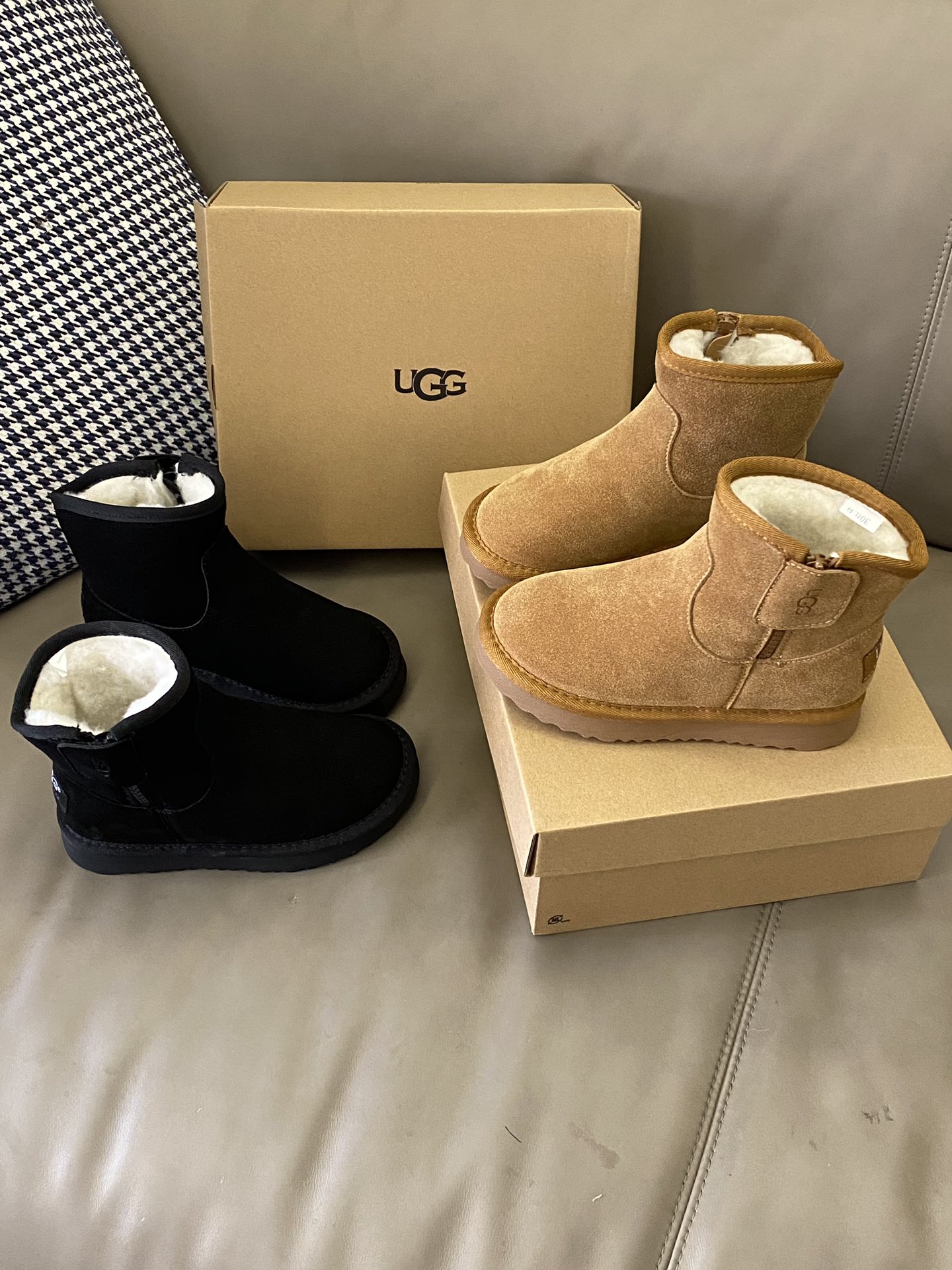 图片[6]-原图直出🌟 UGG 加绒儿童雪地靴经典款来咯😻鞋头圆圆的百搭舒适却不失设计新颖🌟侧面拉链+魔术贴设计方便宝贝穿脱✅内里毛绒绒的看起来就保暖🔥鞋底防滑耐磨抓地力好-选品中心