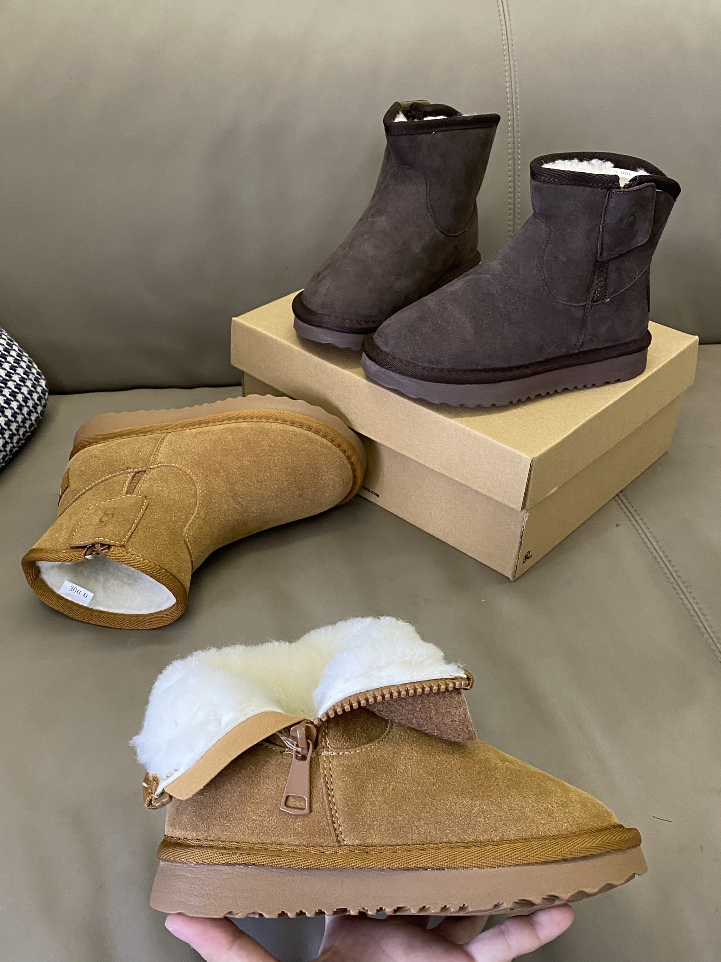 图片[3]-原图直出🌟 UGG 加绒儿童雪地靴经典款来咯😻鞋头圆圆的百搭舒适却不失设计新颖🌟侧面拉链+魔术贴设计方便宝贝穿脱✅内里毛绒绒的看起来就保暖🔥鞋底防滑耐磨抓地力好-选品中心