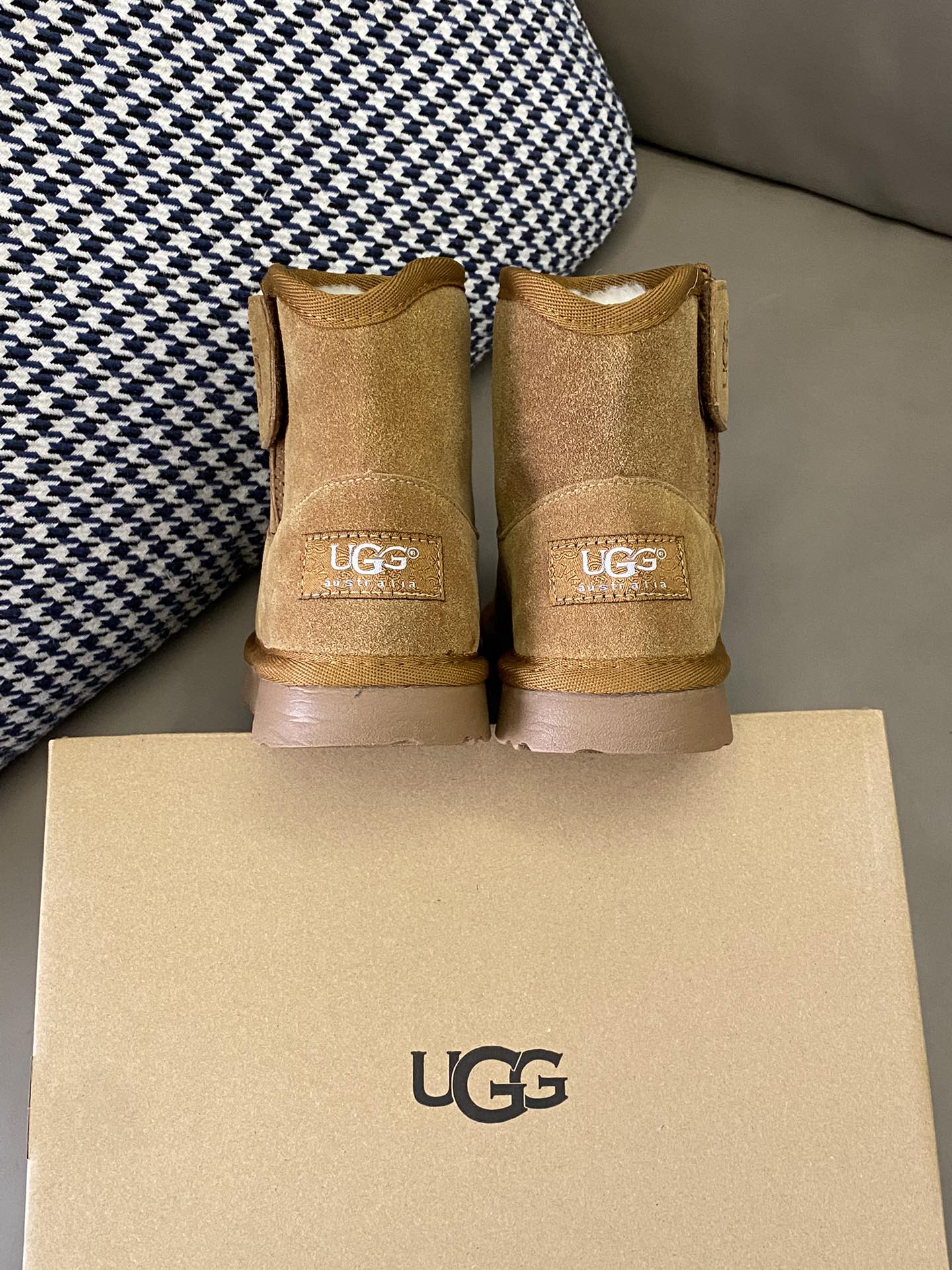 图片[7]-原图直出🌟 UGG 加绒儿童雪地靴经典款来咯😻鞋头圆圆的百搭舒适却不失设计新颖🌟侧面拉链+魔术贴设计方便宝贝穿脱✅内里毛绒绒的看起来就保暖🔥鞋底防滑耐磨抓地力好-选品中心