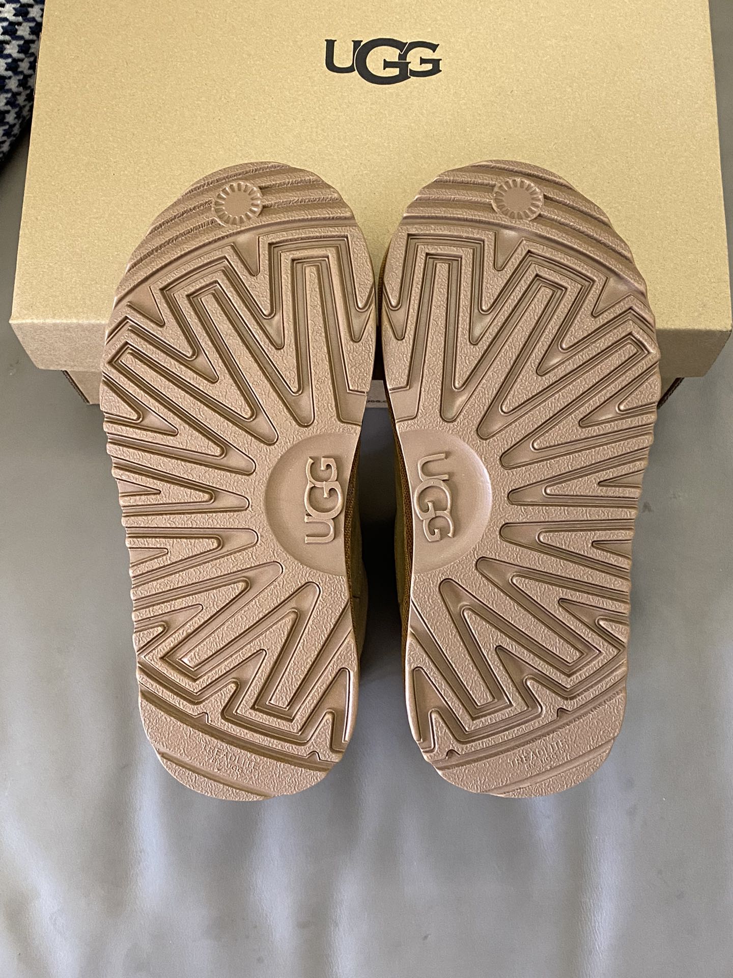 图片[9]-原图直出🌟 UGG 加绒儿童雪地靴经典款来咯😻鞋头圆圆的百搭舒适却不失设计新颖🌟侧面拉链+魔术贴设计方便宝贝穿脱✅内里毛绒绒的看起来就保暖🔥鞋底防滑耐磨抓地力好-选品中心