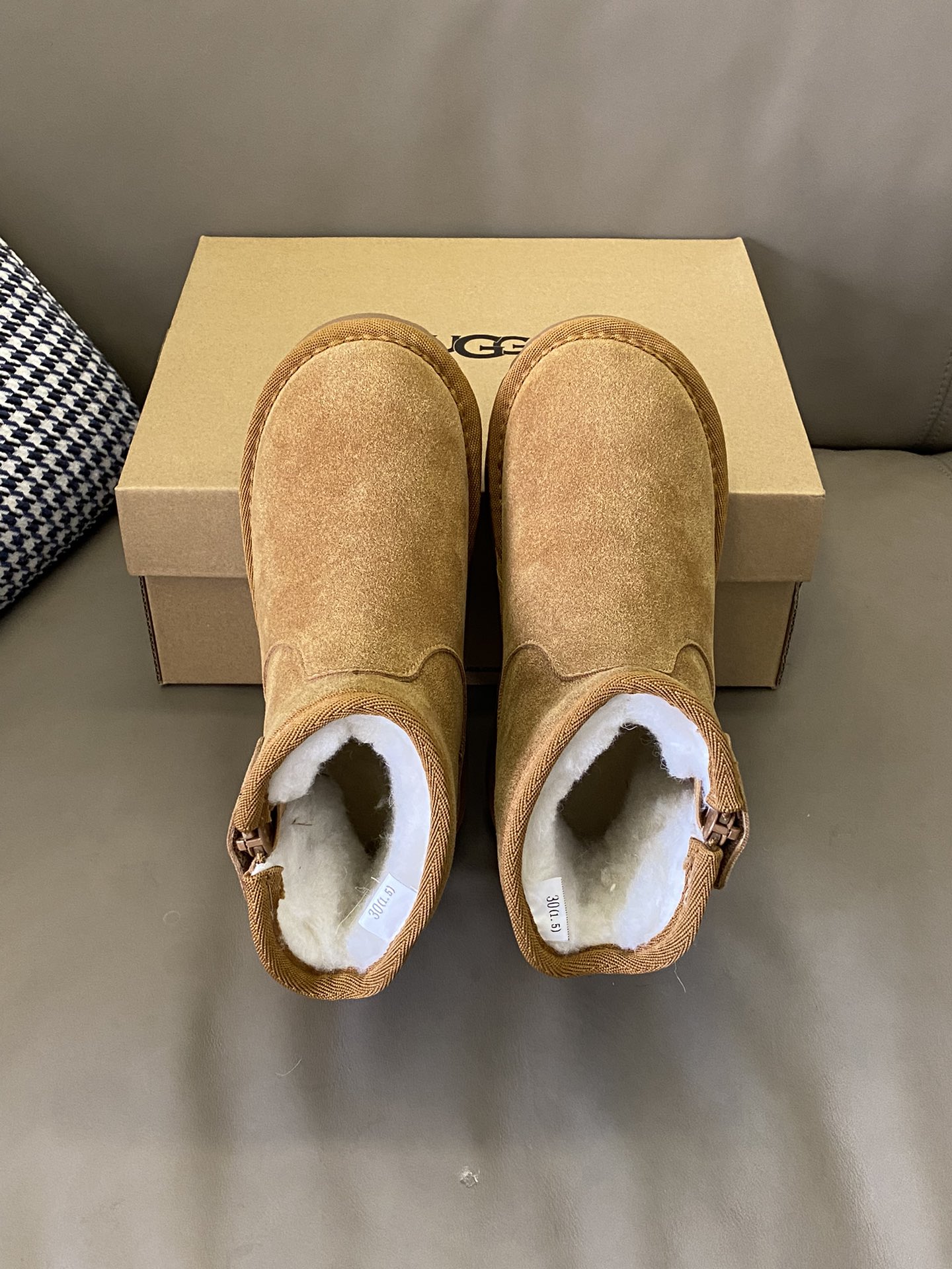 图片[2]-原图直出🌟 UGG 加绒儿童雪地靴经典款来咯😻鞋头圆圆的百搭舒适却不失设计新颖🌟侧面拉链+魔术贴设计方便宝贝穿脱✅内里毛绒绒的看起来就保暖🔥鞋底防滑耐磨抓地力好-选品中心