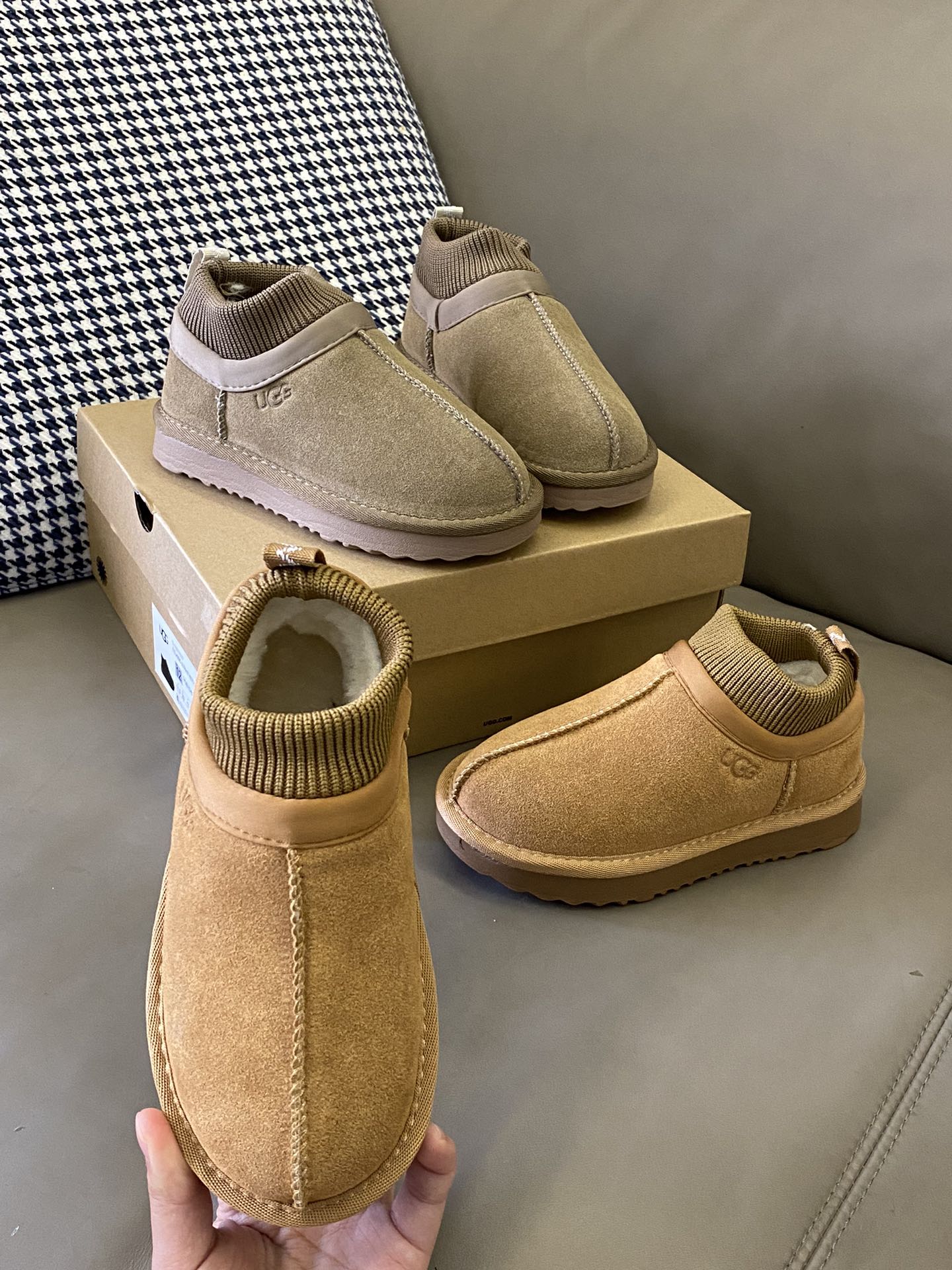 图片[4]-原图直出🌟 这款UGG加绒松紧带雪地靴筒口手工毛线敲温柔🤗采用隆丰AY羊皮毛一体😃鞋口大好穿脱✅鞋子很轻☁️极简🉑爱保暖效果极佳👌🏻-选品中心