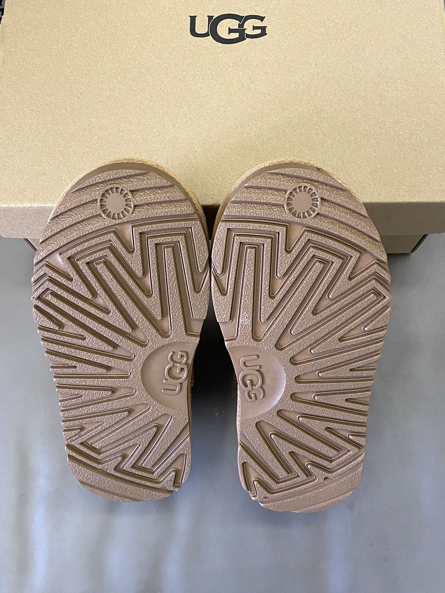 图片[9]-原图直出🌟 这款UGG加绒松紧带雪地靴筒口手工毛线敲温柔🤗采用隆丰AY羊皮毛一体😃鞋口大好穿脱✅鞋子很轻☁️极简🉑爱保暖效果极佳👌🏻-选品中心