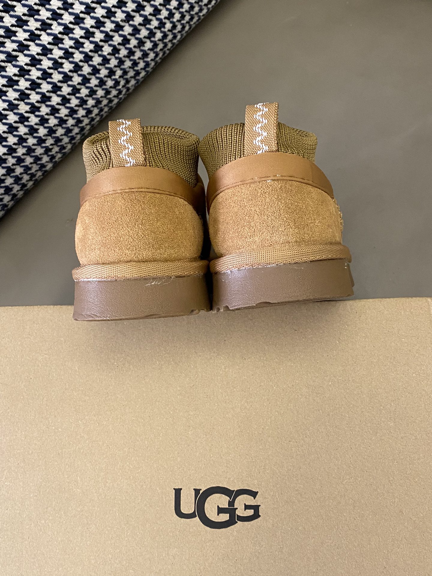 图片[7]-原图直出🌟 这款UGG加绒松紧带雪地靴筒口手工毛线敲温柔🤗采用隆丰AY羊皮毛一体😃鞋口大好穿脱✅鞋子很轻☁️极简🉑爱保暖效果极佳👌🏻-选品中心