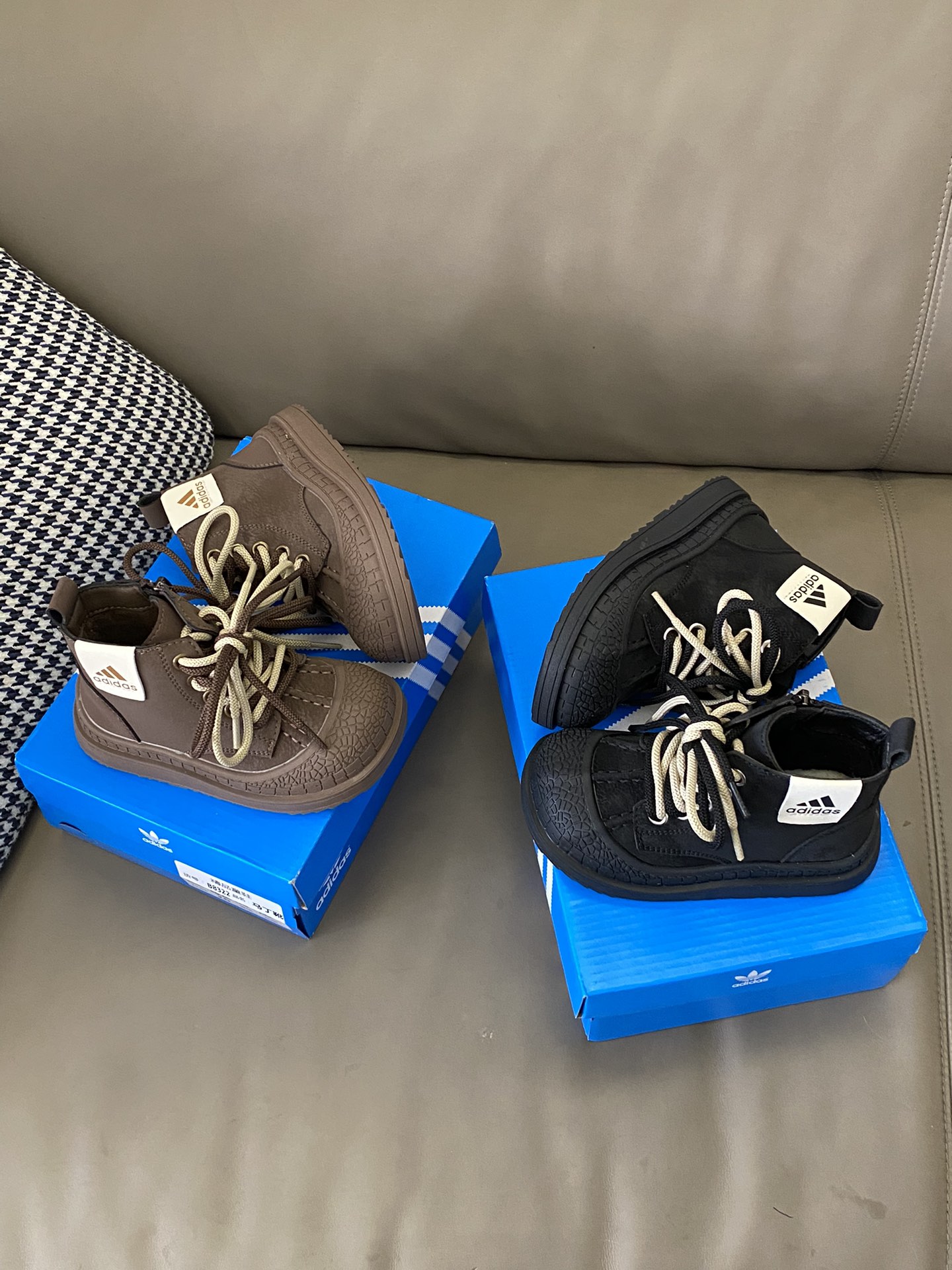 图片[6]-原图直出🌟 AD 加绒马丁靴采用独特的设计让宝贝告别撞色的烦恼💯固定鞋带装饰+拉链设计方便宝贝穿脱✌🏻鞋底防滑耐磨让宝贝走在哪里都自信满满🥳-选品中心