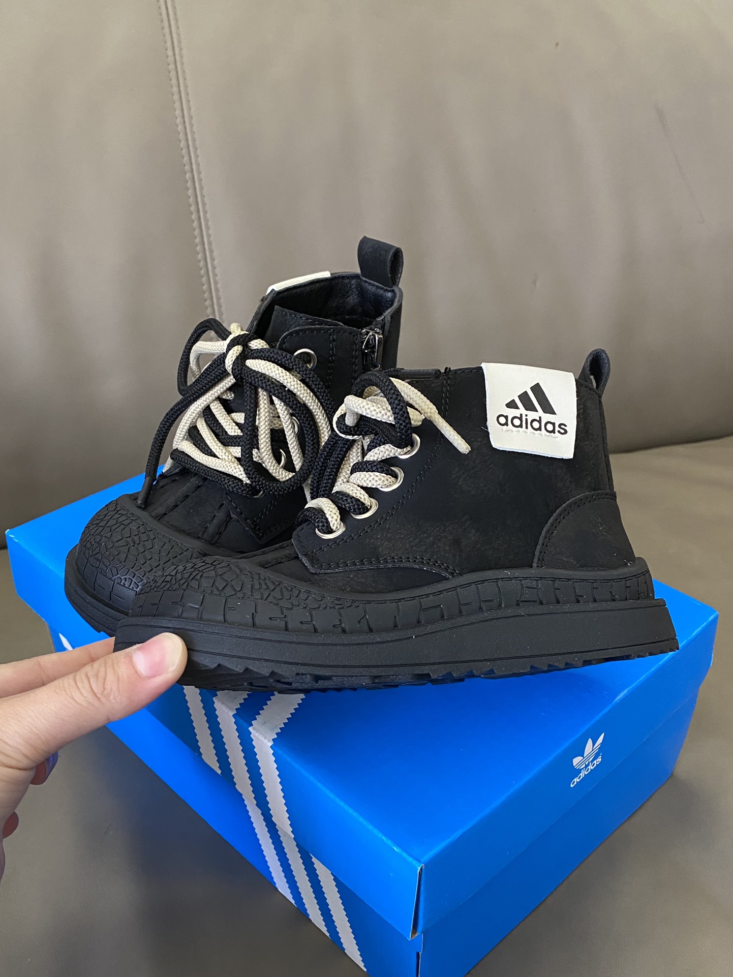 图片[3]-原图直出🌟 AD 加绒马丁靴采用独特的设计让宝贝告别撞色的烦恼💯固定鞋带装饰+拉链设计方便宝贝穿脱✌🏻鞋底防滑耐磨让宝贝走在哪里都自信满满🥳-选品中心