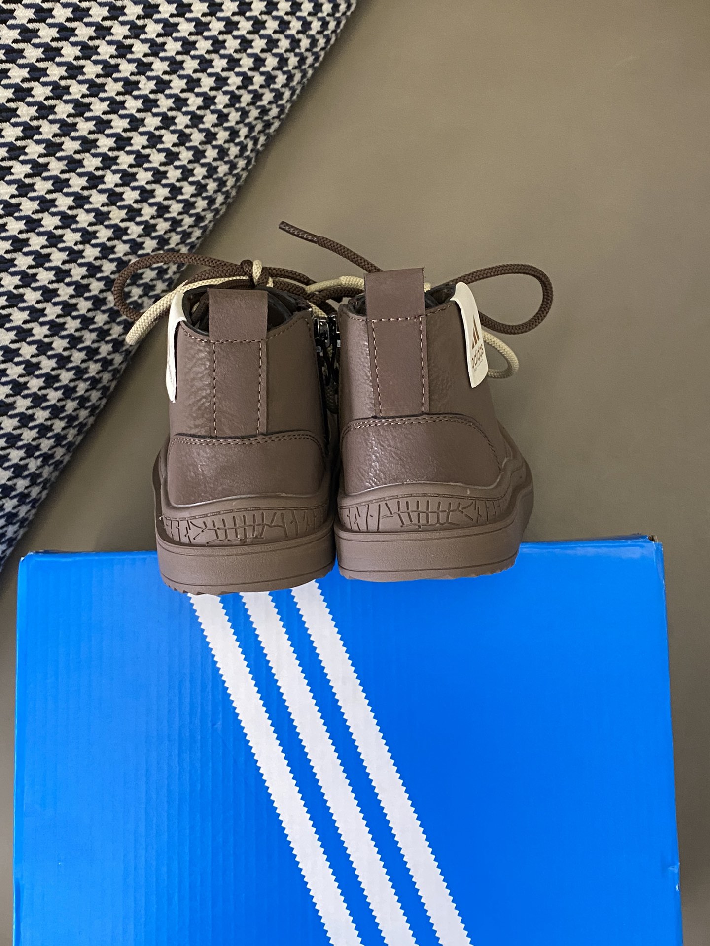 图片[7]-原图直出🌟 AD 加绒马丁靴采用独特的设计让宝贝告别撞色的烦恼💯固定鞋带装饰+拉链设计方便宝贝穿脱✌🏻鞋底防滑耐磨让宝贝走在哪里都自信满满🥳-选品中心