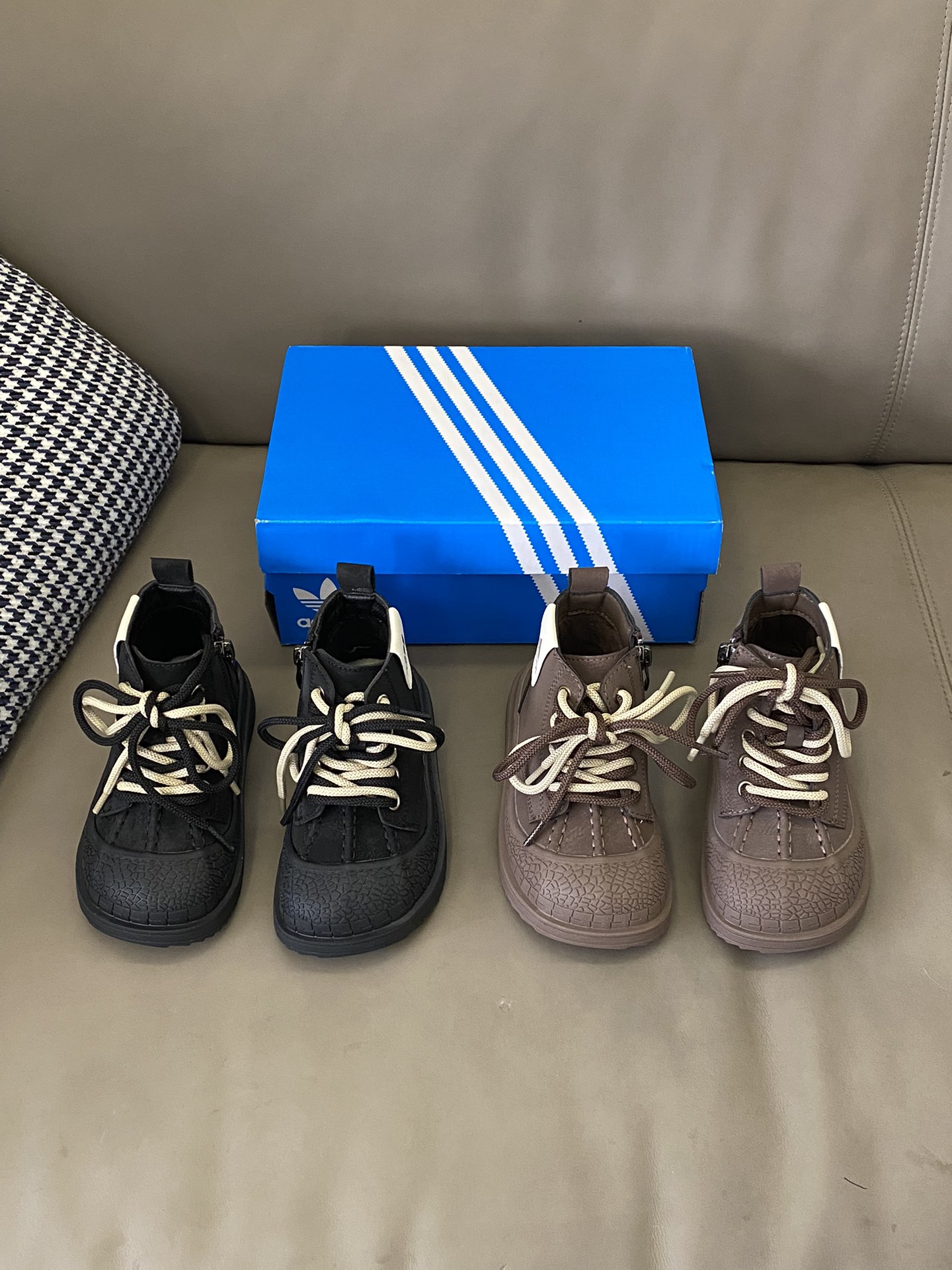 图片[5]-原图直出🌟 AD 加绒马丁靴采用独特的设计让宝贝告别撞色的烦恼💯固定鞋带装饰+拉链设计方便宝贝穿脱✌🏻鞋底防滑耐磨让宝贝走在哪里都自信满满🥳-选品中心