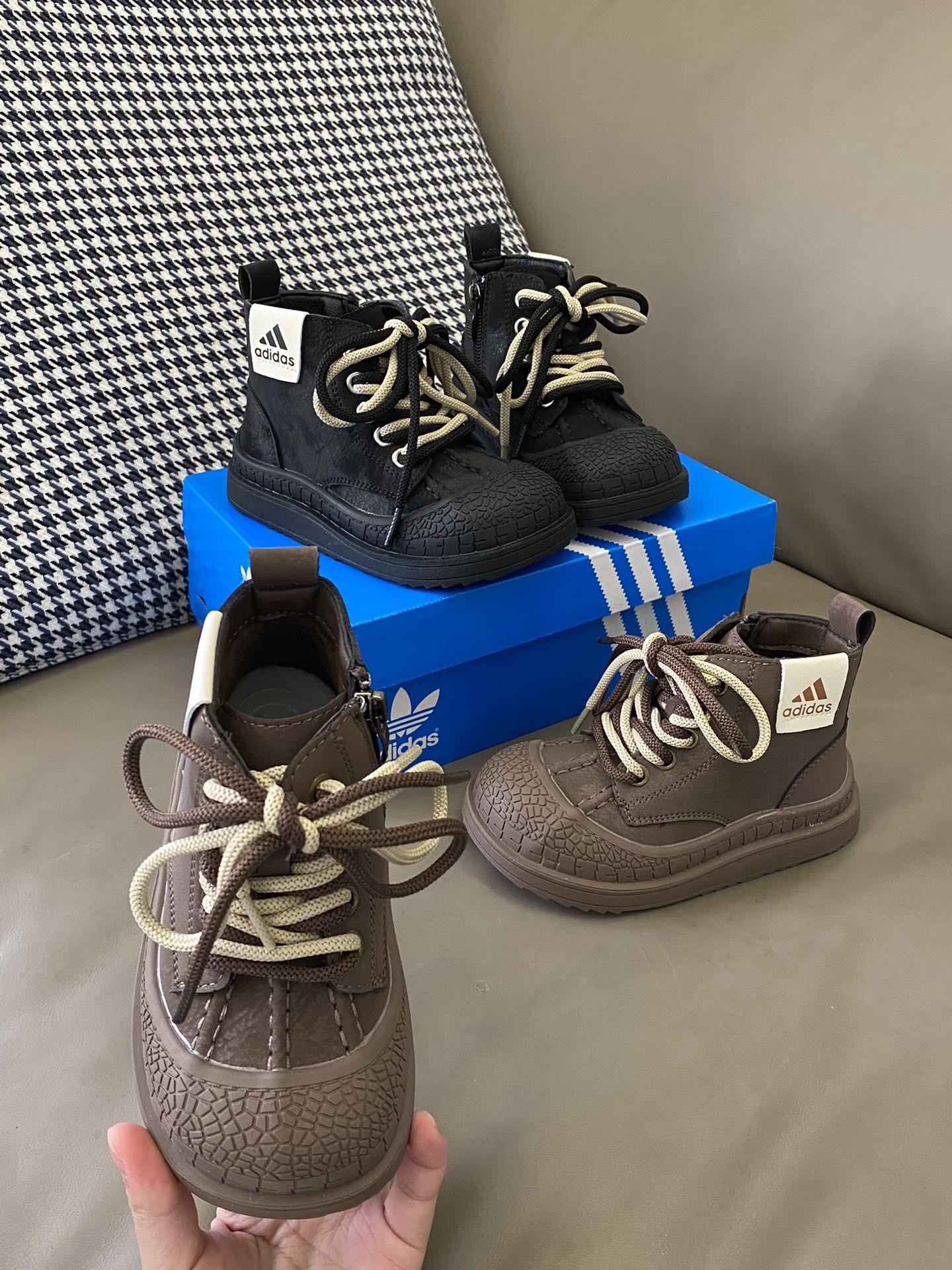 图片[4]-原图直出🌟 AD 加绒马丁靴采用独特的设计让宝贝告别撞色的烦恼💯固定鞋带装饰+拉链设计方便宝贝穿脱✌🏻鞋底防滑耐磨让宝贝走在哪里都自信满满🥳-选品中心