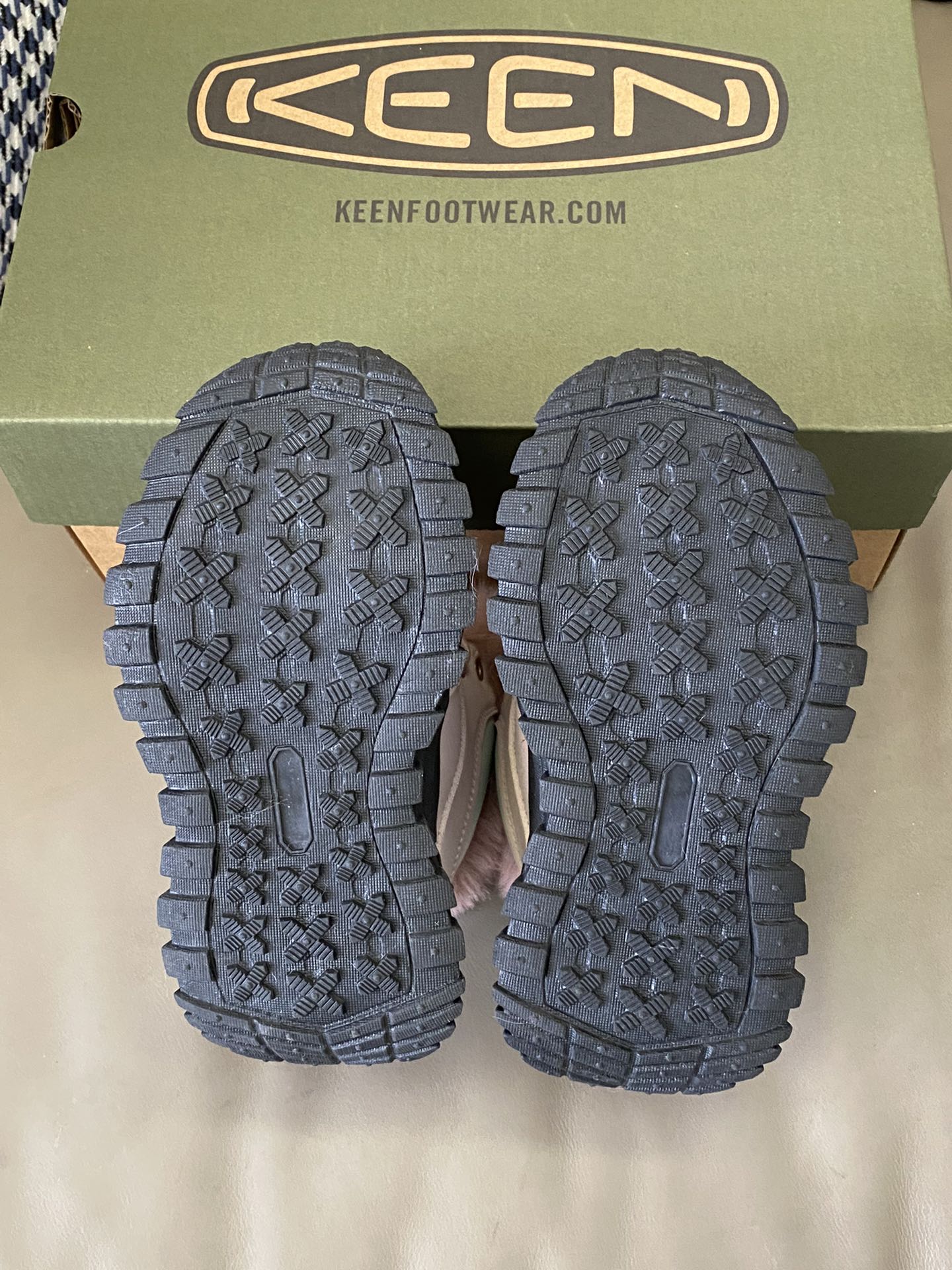 图片[7]-~ 原图直出🌟 KEEN 加绒松紧扣登山鞋鞋面采用优质面料材质🌟网孔设计清爽透气🌬️松紧扣设计可自由调节松紧度🥰凹凸鞋底防滑耐磨抓地力强👍🏻性能非常棒🎉-选品中心