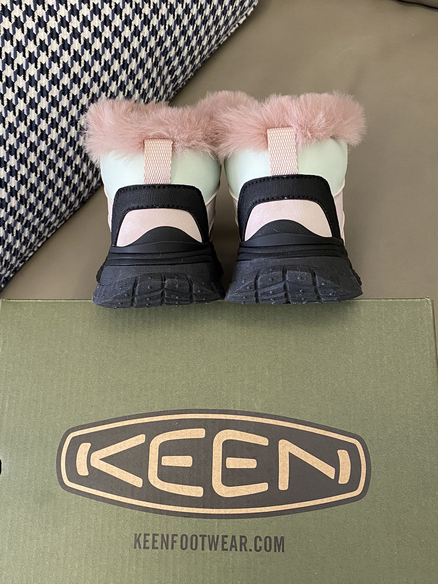 图片[4]-~ 原图直出🌟 KEEN 加绒松紧扣登山鞋鞋面采用优质面料材质🌟网孔设计清爽透气🌬️松紧扣设计可自由调节松紧度🥰凹凸鞋底防滑耐磨抓地力强👍🏻性能非常棒🎉-选品中心