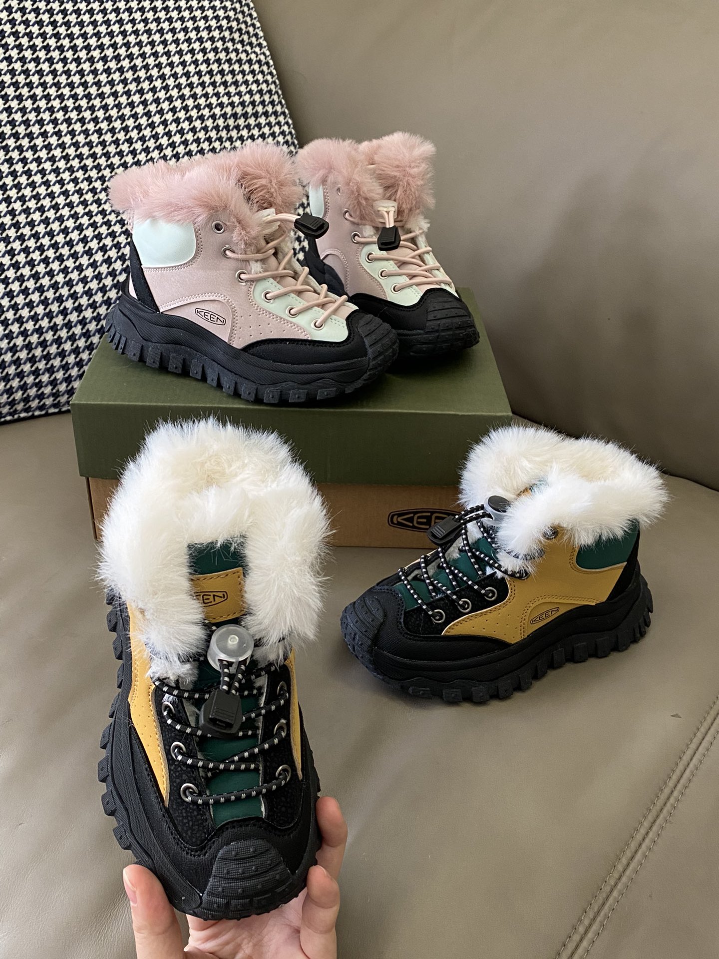 ~ 原图直出🌟 KEEN 加绒松紧扣登山鞋鞋面采用优质面料材质🌟网孔设计清爽透气🌬️松紧扣设计可自由调节松紧度🥰凹凸鞋底防滑耐磨抓地力强👍🏻性能非常棒🎉-选品中心