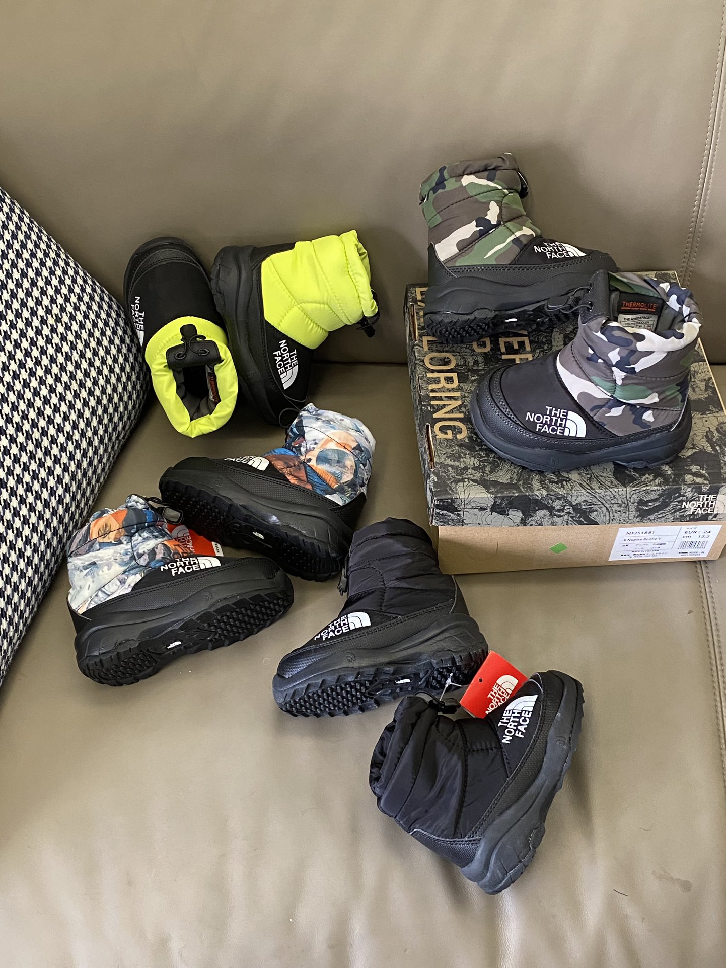 原图直出🌟 鞋面采用防水材质可以穿着玩雪❄️内里保暖还耐穿👻很实用，松紧扣方便宝贝调节松紧度🧐鞋底超级防滑抓地力强👍🏻-选品中心