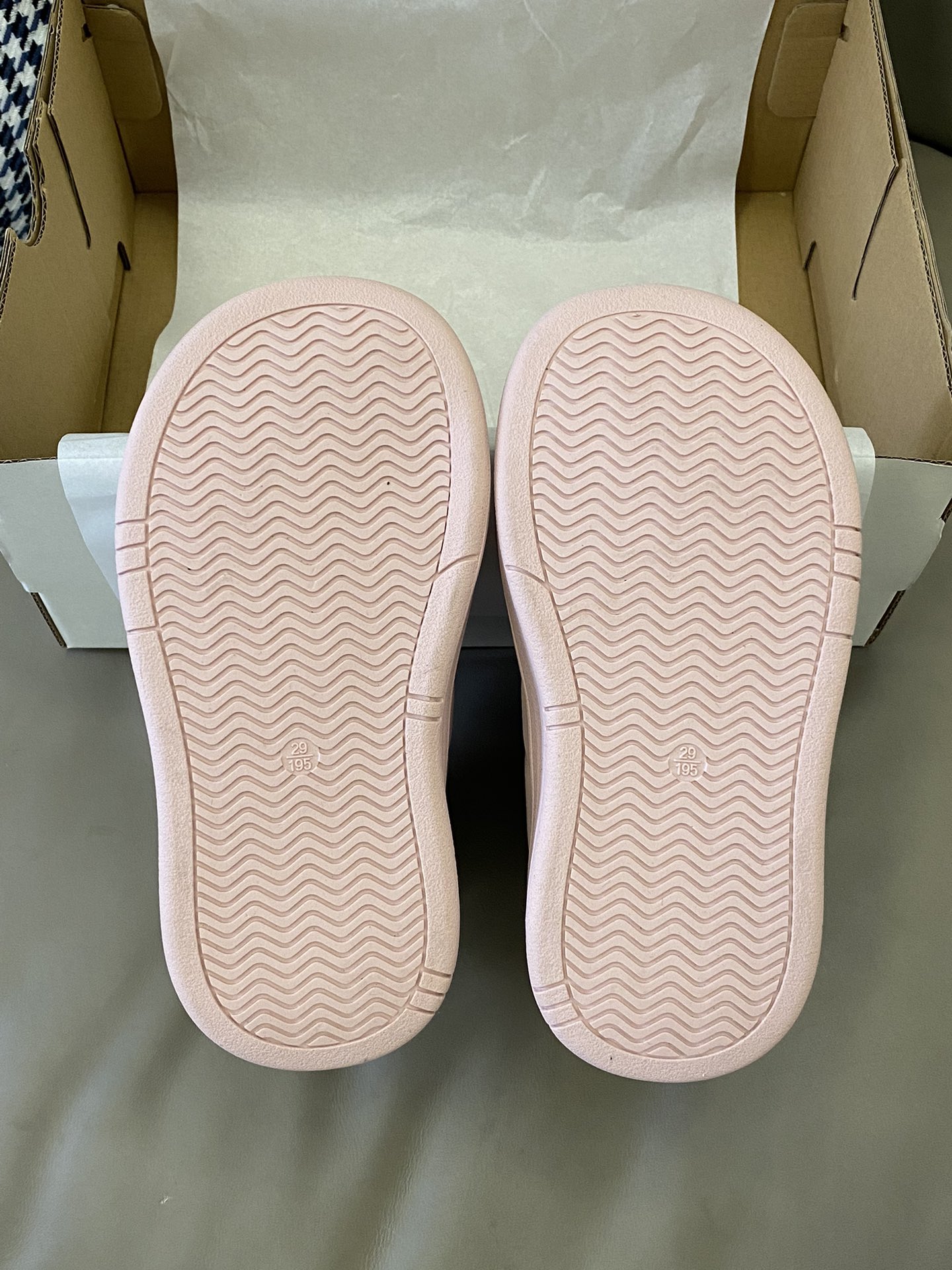 图片[9]-原图直出🌟 AD 加绒中帮儿童面包棉鞋👟鞋面采用防水面料再也不怕鞋子湿啦🥰内里加绒保暖又舒适❄️舒适面料，柔软不失尚🤩耐磨防滑大底脚感不言而喻✌🏻-选品中心