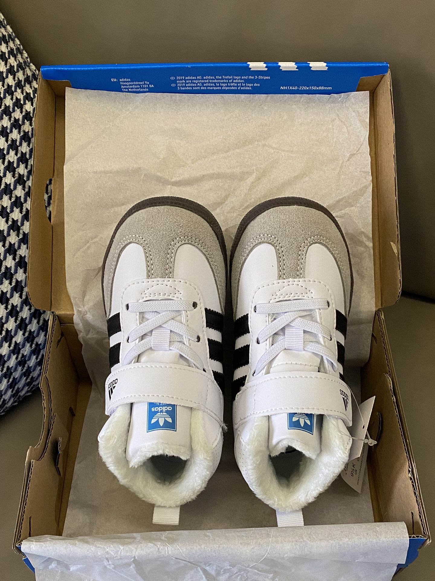 图片[2]-原图直出🌟 鞋面采用麂皮材质拼接，经典三条杠设计显得更加时尚🈶质感😍魔术贴+松紧带设计方便穿脱✌🏻中高帮设计包裹脚踝，内里加绒保暖舒适😻不闷脚不臭脚-选品中心