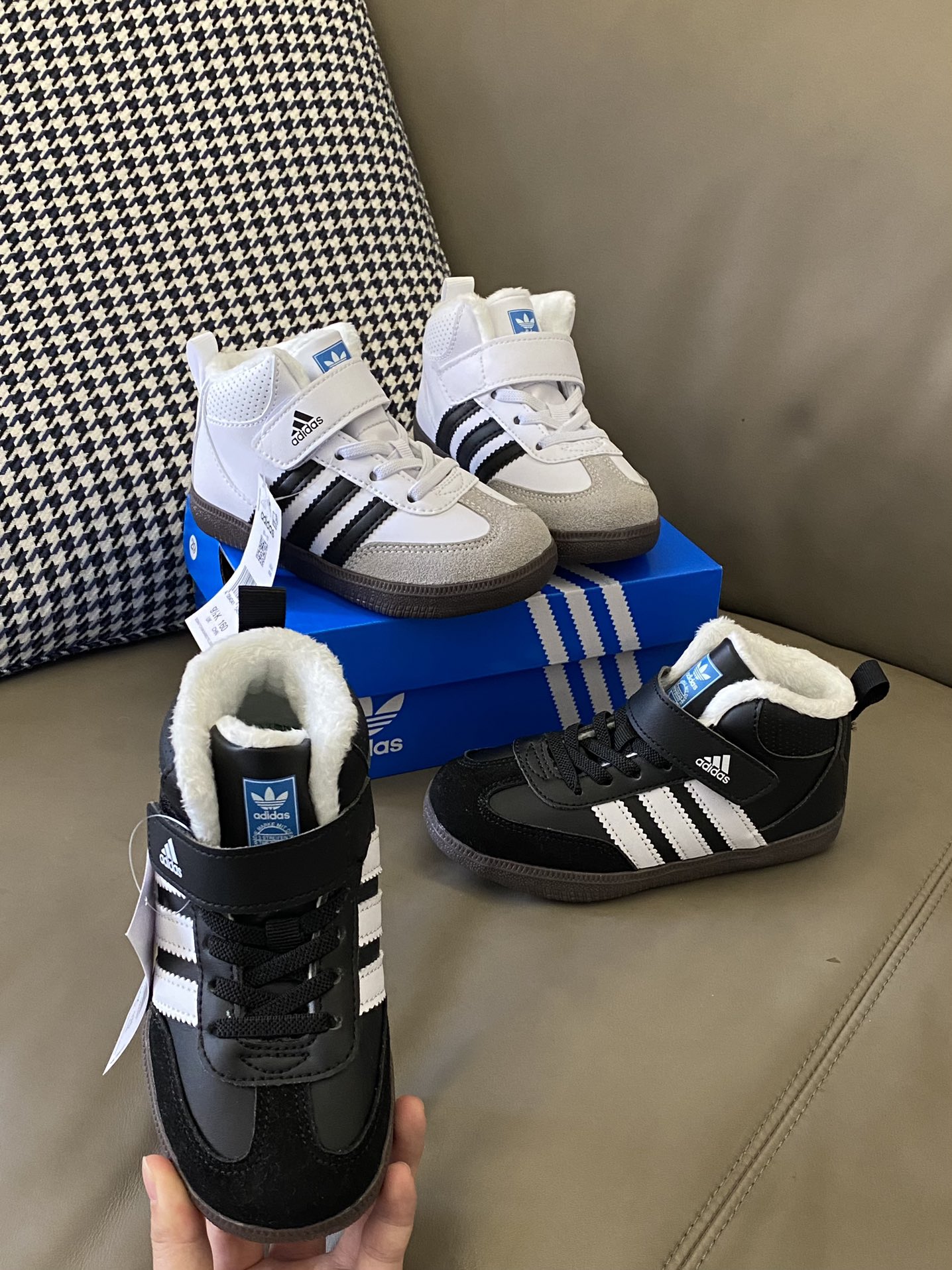 图片[4]-原图直出🌟 鞋面采用麂皮材质拼接，经典三条杠设计显得更加时尚🈶质感😍魔术贴+松紧带设计方便穿脱✌🏻中高帮设计包裹脚踝，内里加绒保暖舒适😻不闷脚不臭脚-选品中心