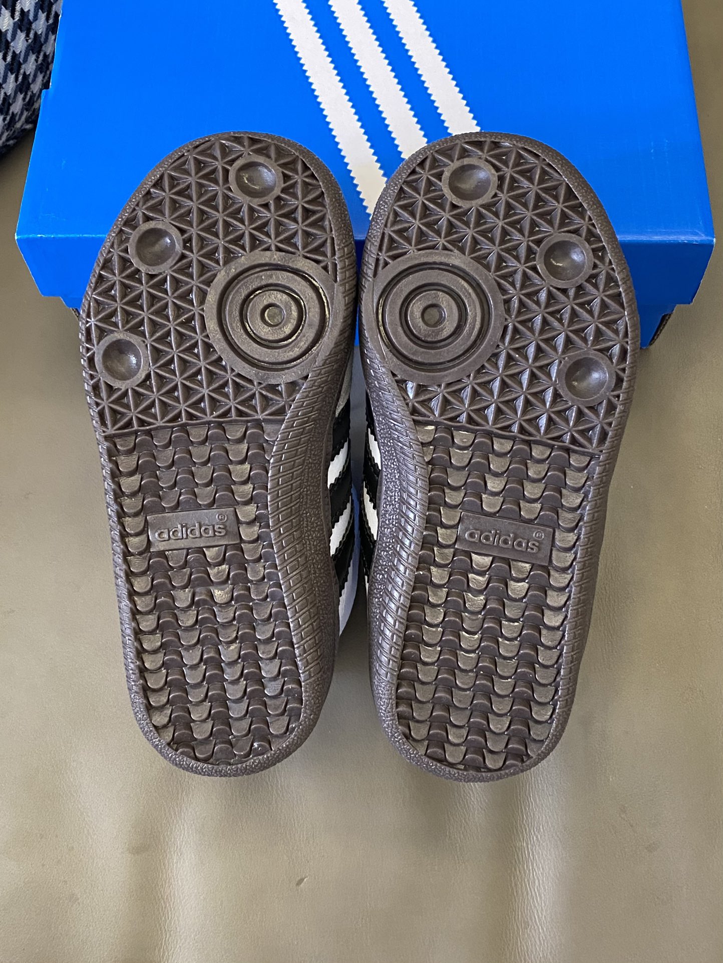 图片[9]-原图直出🌟 鞋面采用麂皮材质拼接，经典三条杠设计显得更加时尚🈶质感😍魔术贴+松紧带设计方便穿脱✌🏻中高帮设计包裹脚踝，内里加绒保暖舒适😻不闷脚不臭脚-选品中心