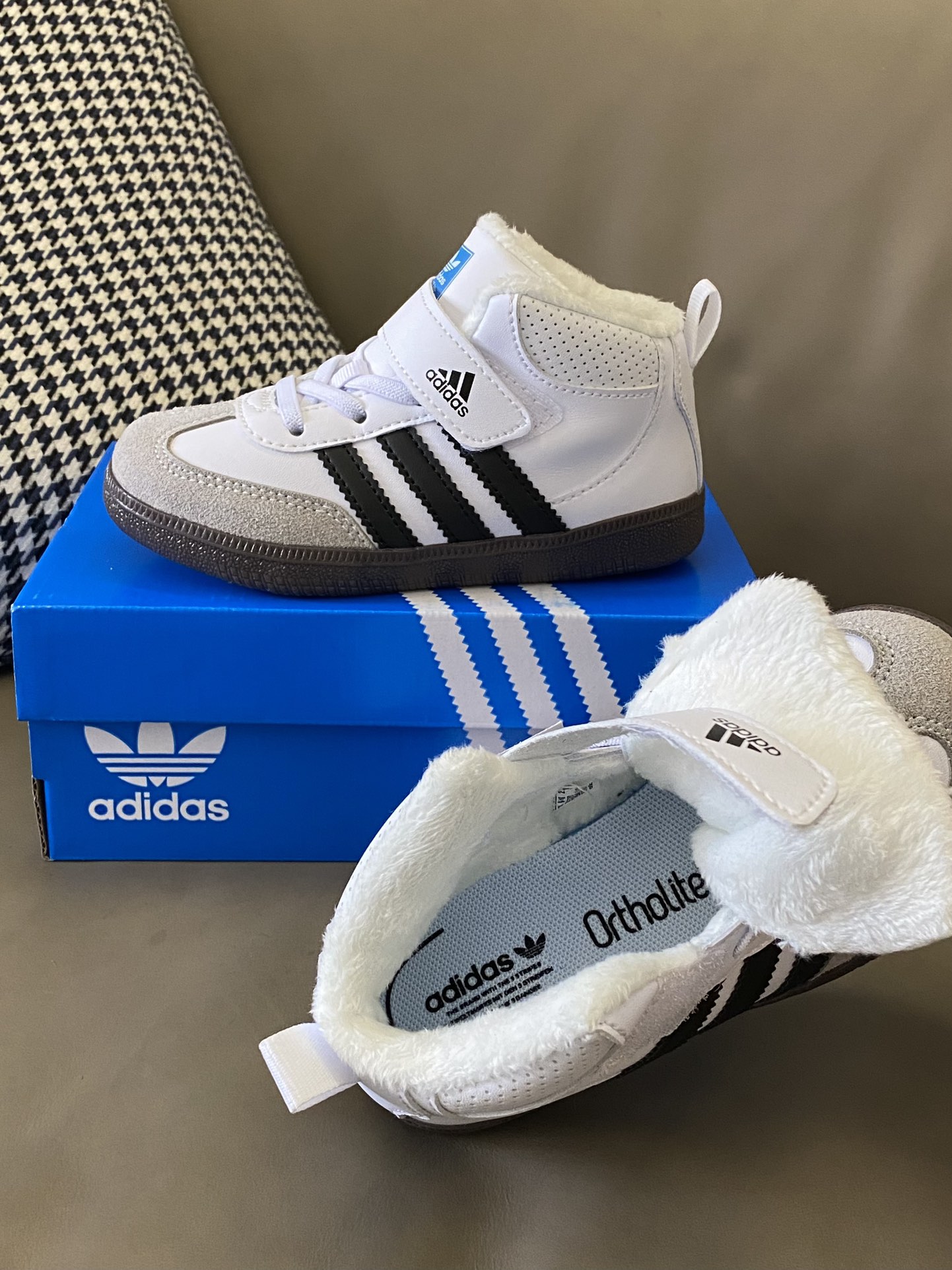 图片[3]-原图直出🌟 鞋面采用麂皮材质拼接，经典三条杠设计显得更加时尚🈶质感😍魔术贴+松紧带设计方便穿脱✌🏻中高帮设计包裹脚踝，内里加绒保暖舒适😻不闷脚不臭脚-选品中心