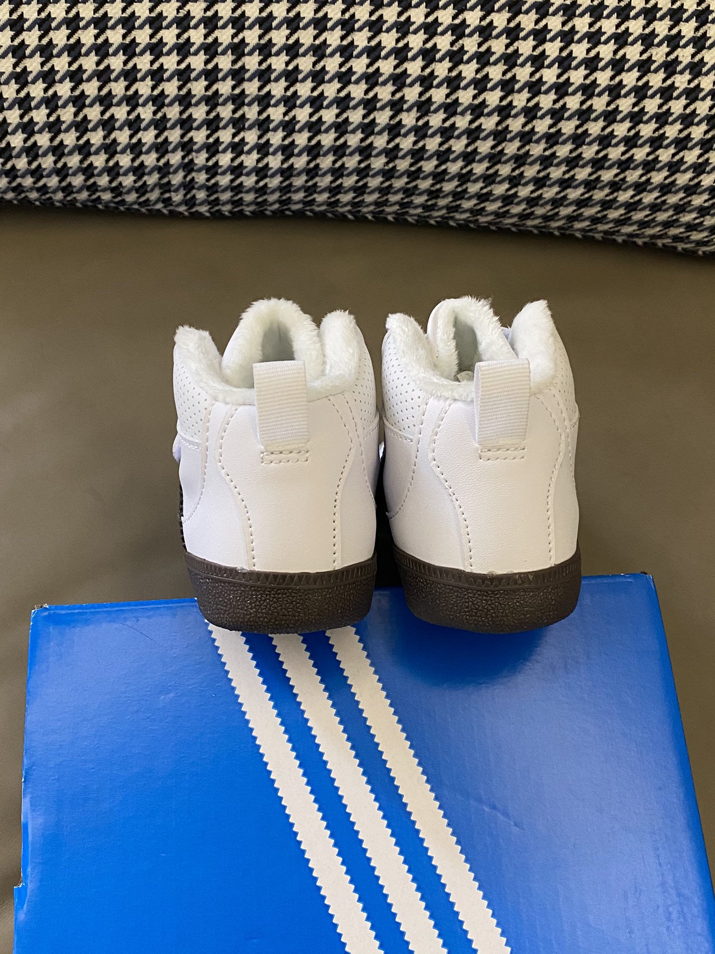 图片[7]-原图直出🌟 鞋面采用麂皮材质拼接，经典三条杠设计显得更加时尚🈶质感😍魔术贴+松紧带设计方便穿脱✌🏻中高帮设计包裹脚踝，内里加绒保暖舒适😻不闷脚不臭脚-选品中心