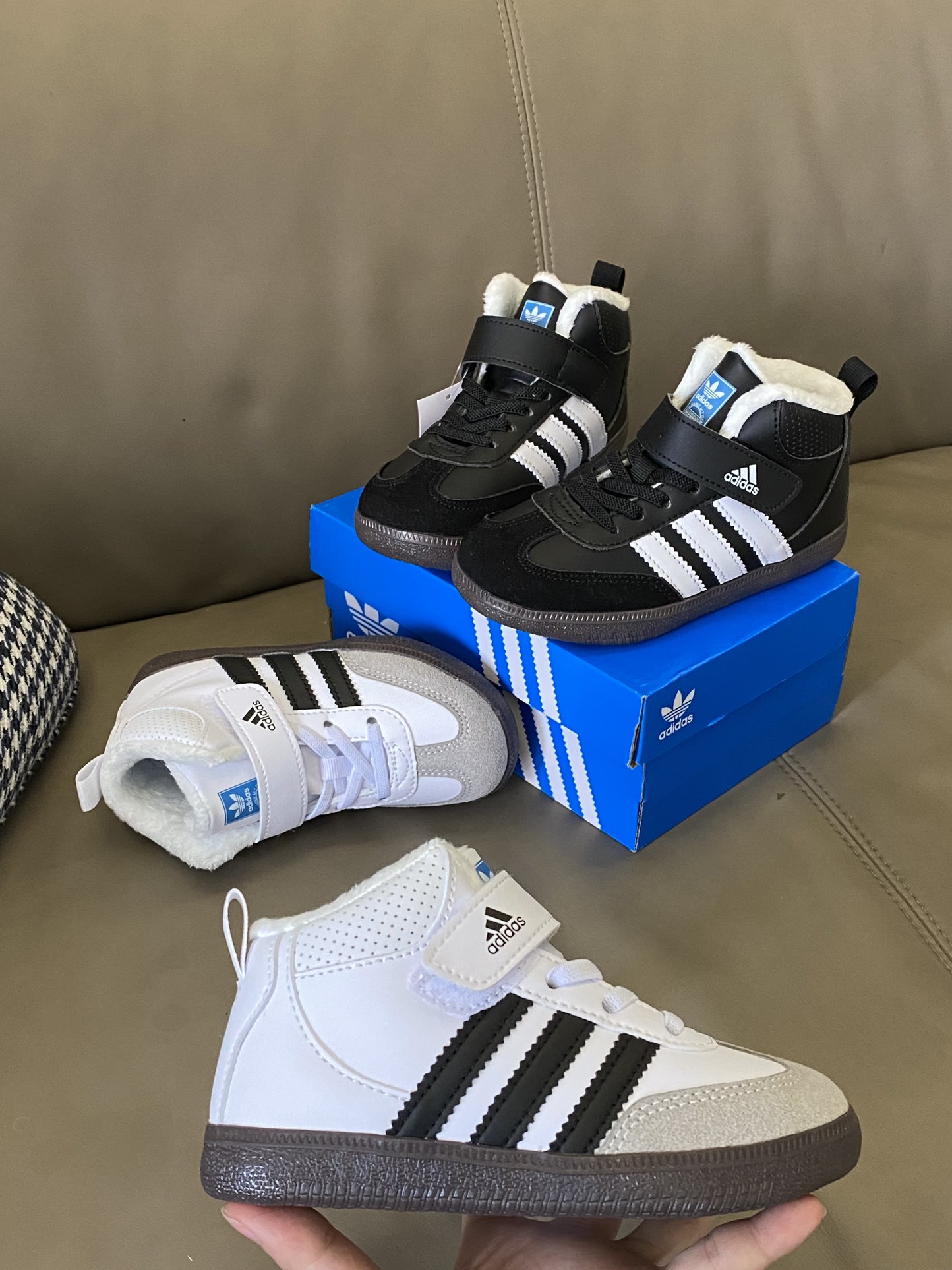 图片[6]-原图直出🌟 鞋面采用麂皮材质拼接，经典三条杠设计显得更加时尚🈶质感😍魔术贴+松紧带设计方便穿脱✌🏻中高帮设计包裹脚踝，内里加绒保暖舒适😻不闷脚不臭脚-选品中心