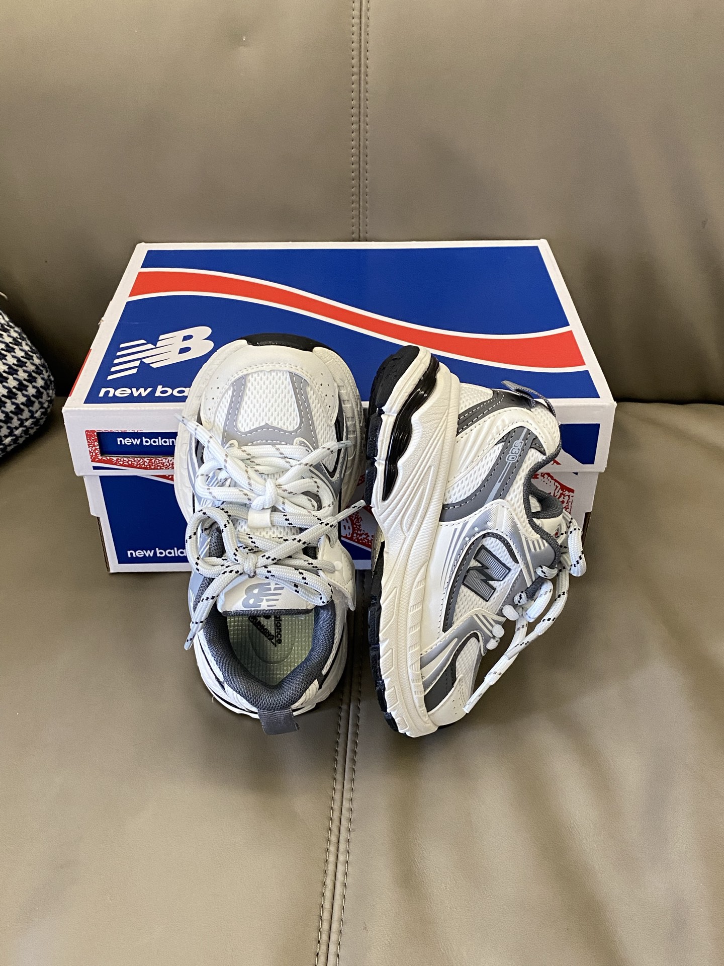 图片[2]-原图直出🌟 NB 530断N双系带儿童老爹鞋👟防踢护趾鞋头采用耐磨材质+加固设计，熊孩子疯跑也不怕磕碰😱 轻量化鞋身跑跳轻盈无负担💨释放孩子无限活力‼️\”},\”album\”：{\”desc\”：\”-选品中心