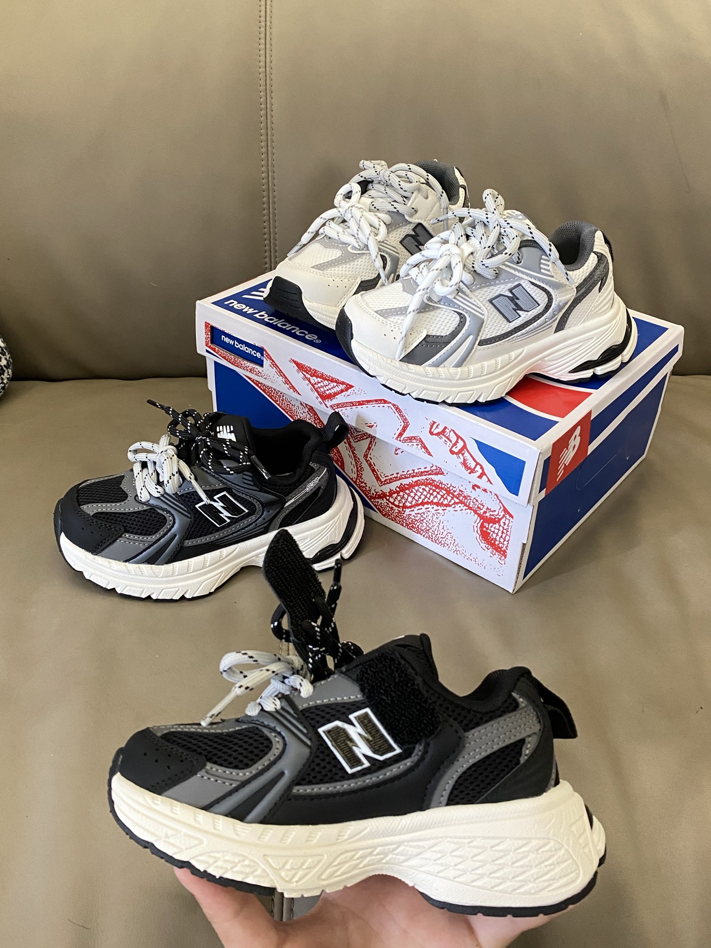 图片[3]-原图直出🌟 NB 530断N双系带儿童老爹鞋👟防踢护趾鞋头采用耐磨材质+加固设计，熊孩子疯跑也不怕磕碰😱 轻量化鞋身跑跳轻盈无负担💨释放孩子无限活力‼️\”},\”album\”：{\”desc\”：\”-选品中心