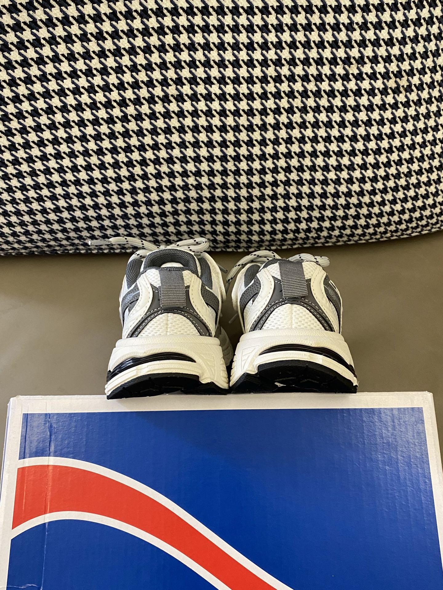 图片[4]-原图直出🌟 NB 530断N双系带儿童老爹鞋👟防踢护趾鞋头采用耐磨材质+加固设计，熊孩子疯跑也不怕磕碰😱 轻量化鞋身跑跳轻盈无负担💨释放孩子无限活力‼️\”},\”album\”：{\”desc\”：\”-选品中心