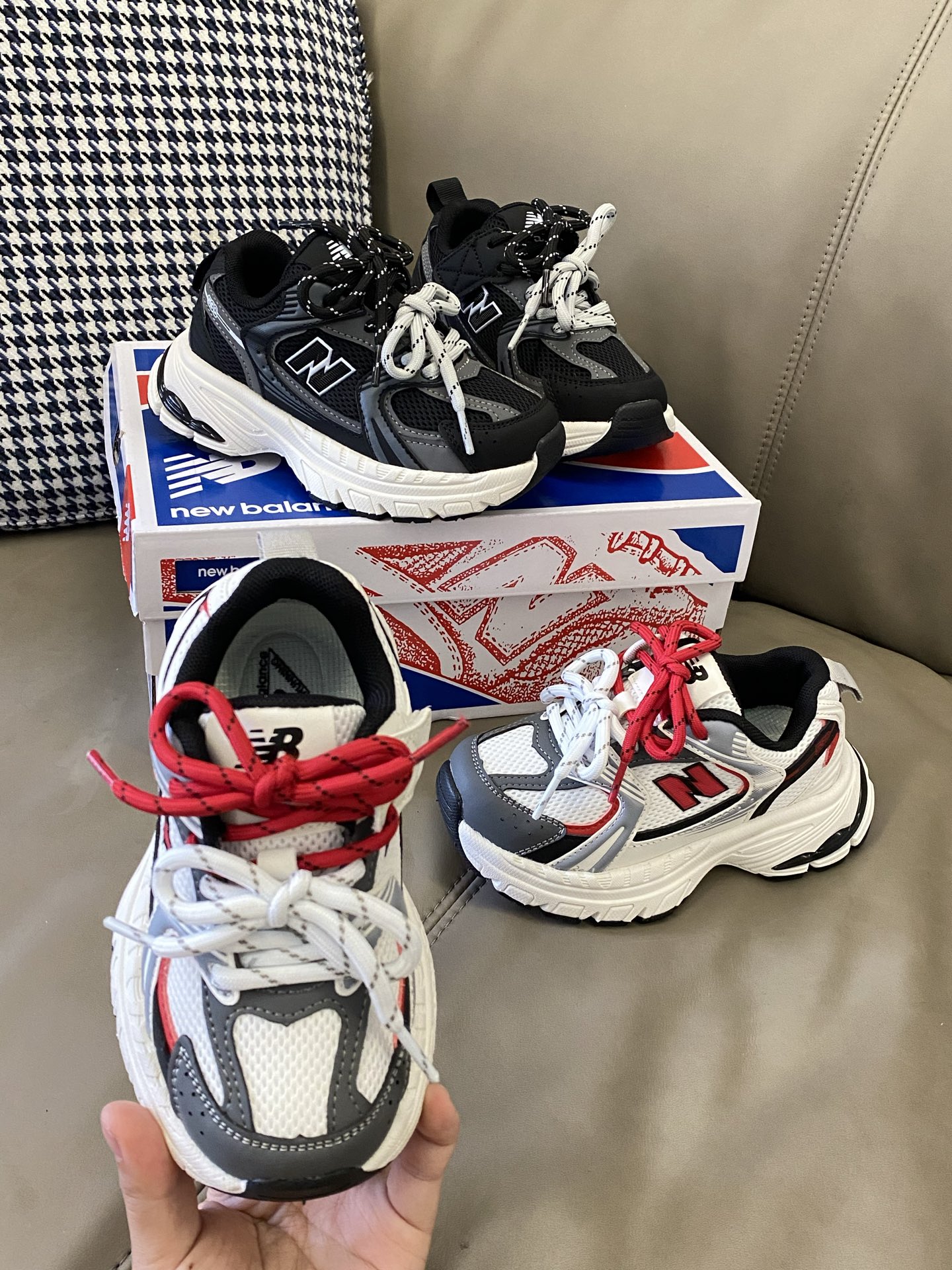 原图直出🌟 NB 530断N双系带儿童老爹鞋👟防踢护趾鞋头采用耐磨材质+加固设计，熊孩子疯跑也不怕磕碰😱 轻量化鞋身跑跳轻盈无负担💨释放孩子无限活力‼️\”},\”album\”：{\”desc\”：\”-选品中心