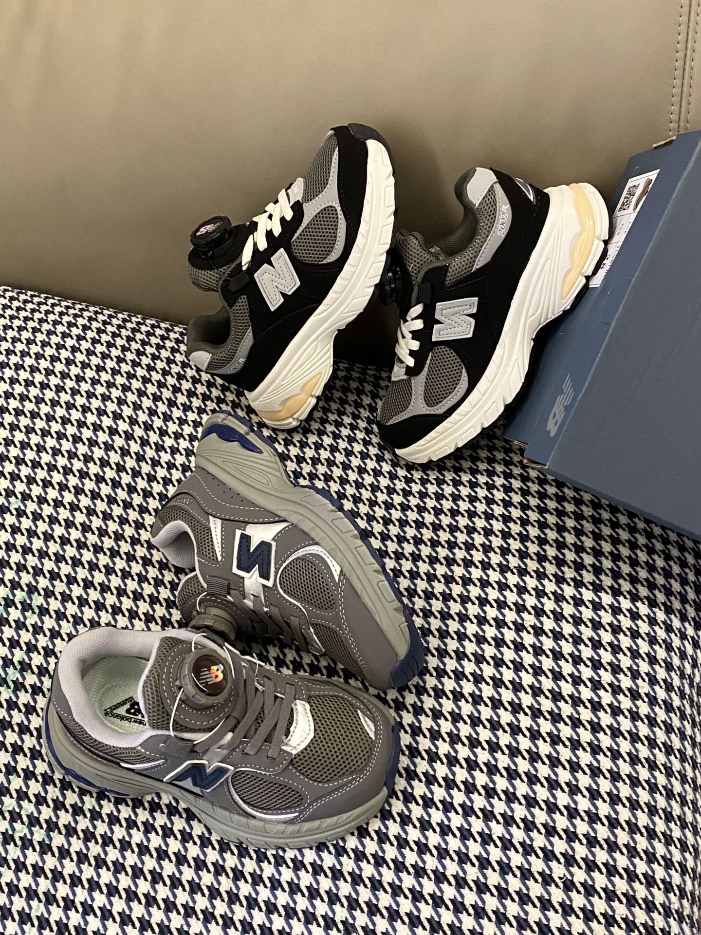 图片[7]-原图直出🌟 宝子们这款NB 2002r网面旋转扣儿童运动鞋简直绝绝子🎉鞋面网眼设计清爽舒适，旋转扣方便宝贝穿脱✅鞋底防滑耐磨性好、抗拉强度高、质地轻、干燥快便于管-选品中心