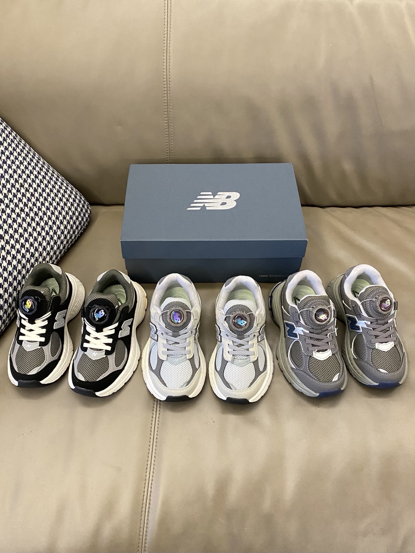 图片[5]-原图直出🌟 宝子们这款NB 2002r网面旋转扣儿童运动鞋简直绝绝子🎉鞋面网眼设计清爽舒适，旋转扣方便宝贝穿脱✅鞋底防滑耐磨性好、抗拉强度高、质地轻、干燥快便于管-选品中心