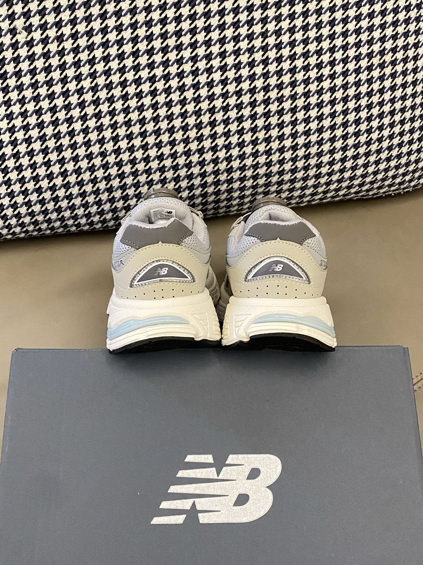 图片[4]-原图直出🌟 宝子们这款NB 2002r网面旋转扣儿童运动鞋简直绝绝子🎉鞋面网眼设计清爽舒适，旋转扣方便宝贝穿脱✅鞋底防滑耐磨性好、抗拉强度高、质地轻、干燥快便于管-选品中心