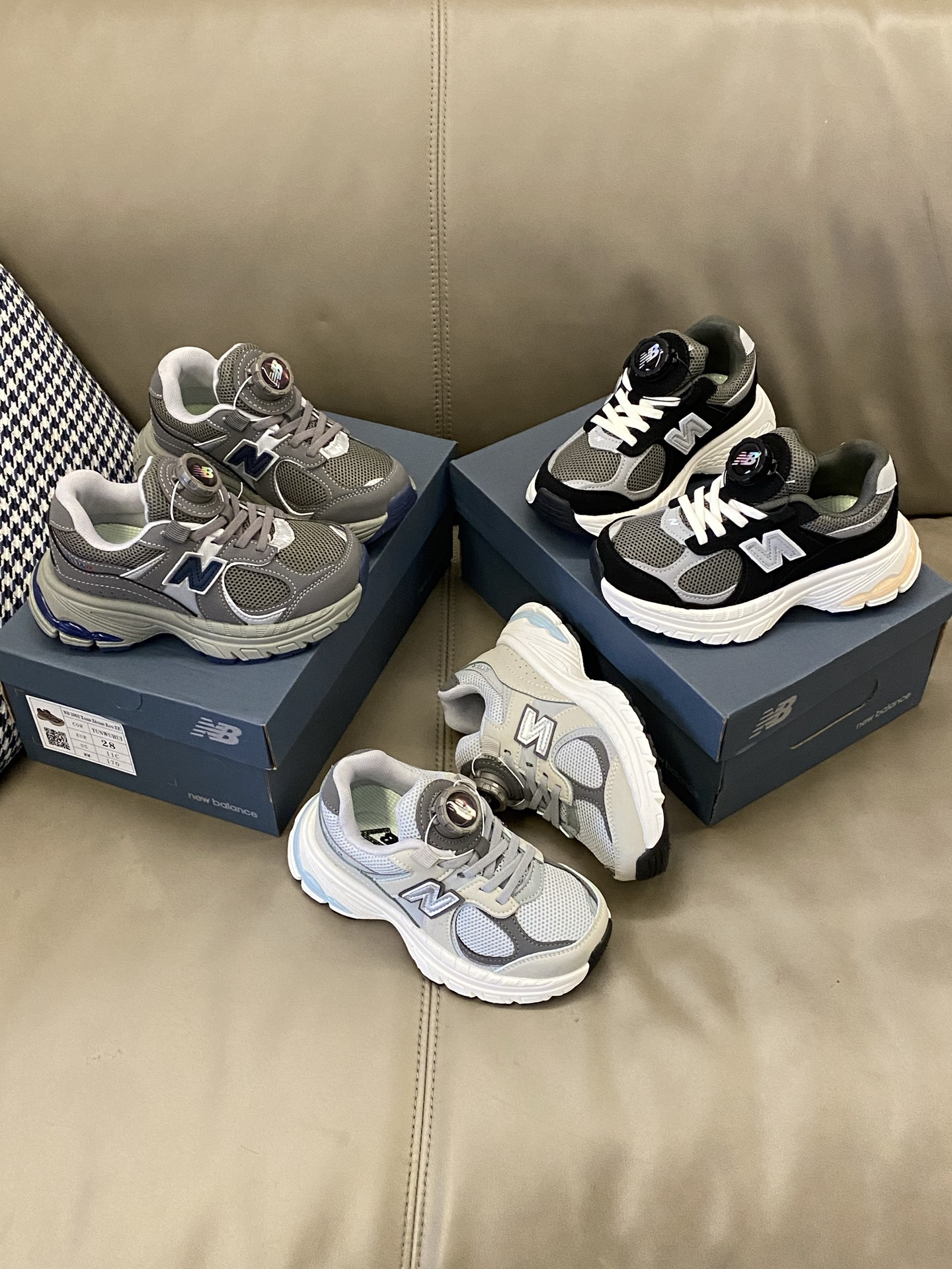 图片[6]-原图直出🌟 宝子们这款NB 2002r网面旋转扣儿童运动鞋简直绝绝子🎉鞋面网眼设计清爽舒适，旋转扣方便宝贝穿脱✅鞋底防滑耐磨性好、抗拉强度高、质地轻、干燥快便于管-选品中心