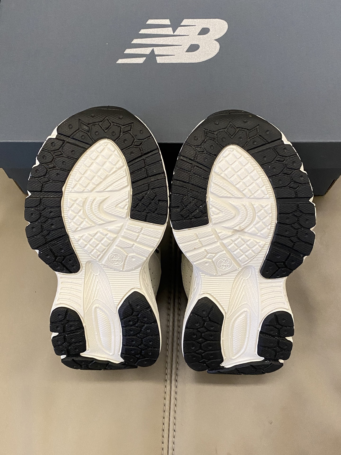 图片[9]-原图直出🌟 宝子们这款NB 2002r网面旋转扣儿童运动鞋简直绝绝子🎉鞋面网眼设计清爽舒适，旋转扣方便宝贝穿脱✅鞋底防滑耐磨性好、抗拉强度高、质地轻、干燥快便于管-选品中心