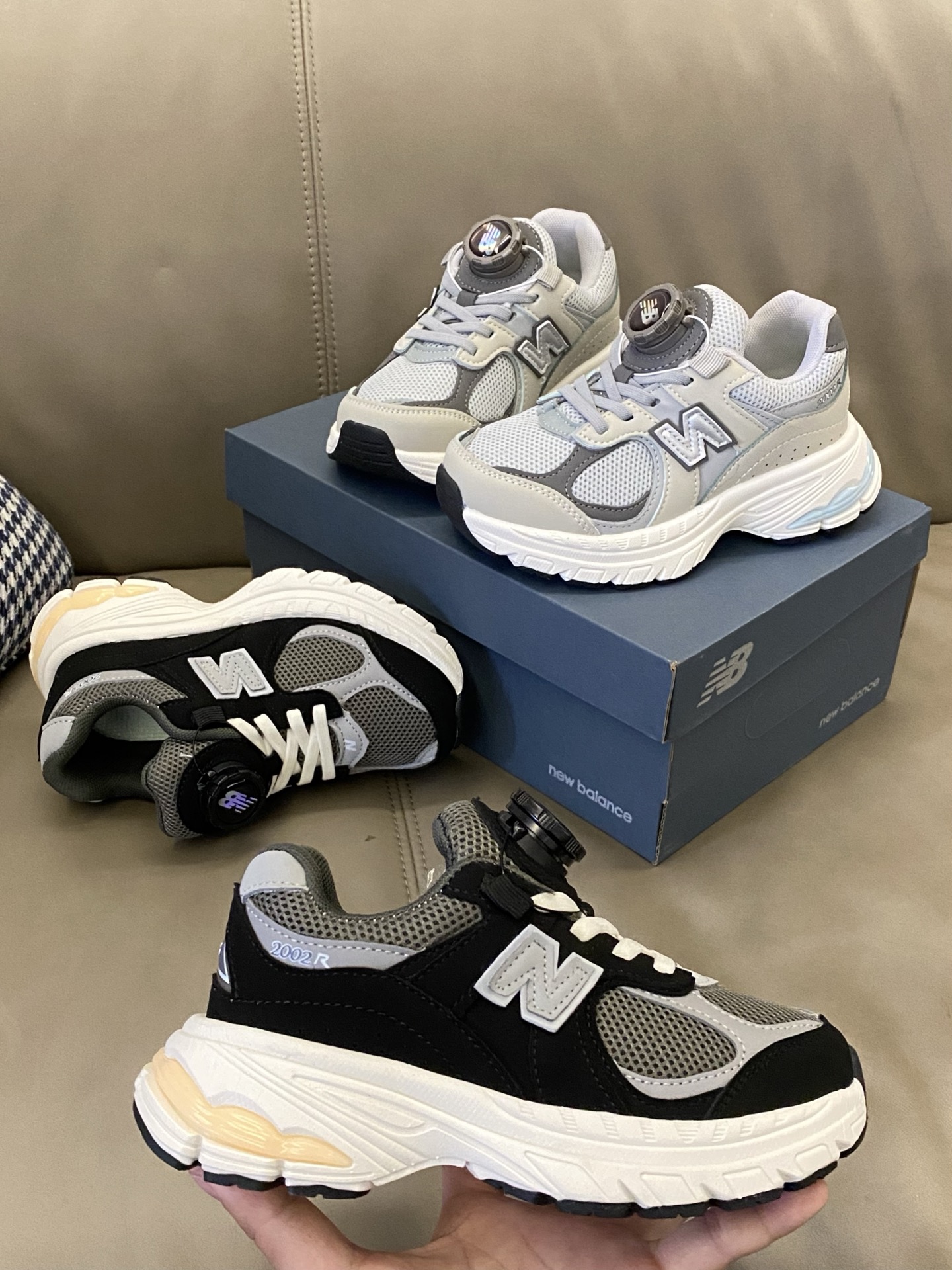 图片[3]-原图直出🌟 宝子们这款NB 2002r网面旋转扣儿童运动鞋简直绝绝子🎉鞋面网眼设计清爽舒适，旋转扣方便宝贝穿脱✅鞋底防滑耐磨性好、抗拉强度高、质地轻、干燥快便于管-选品中心