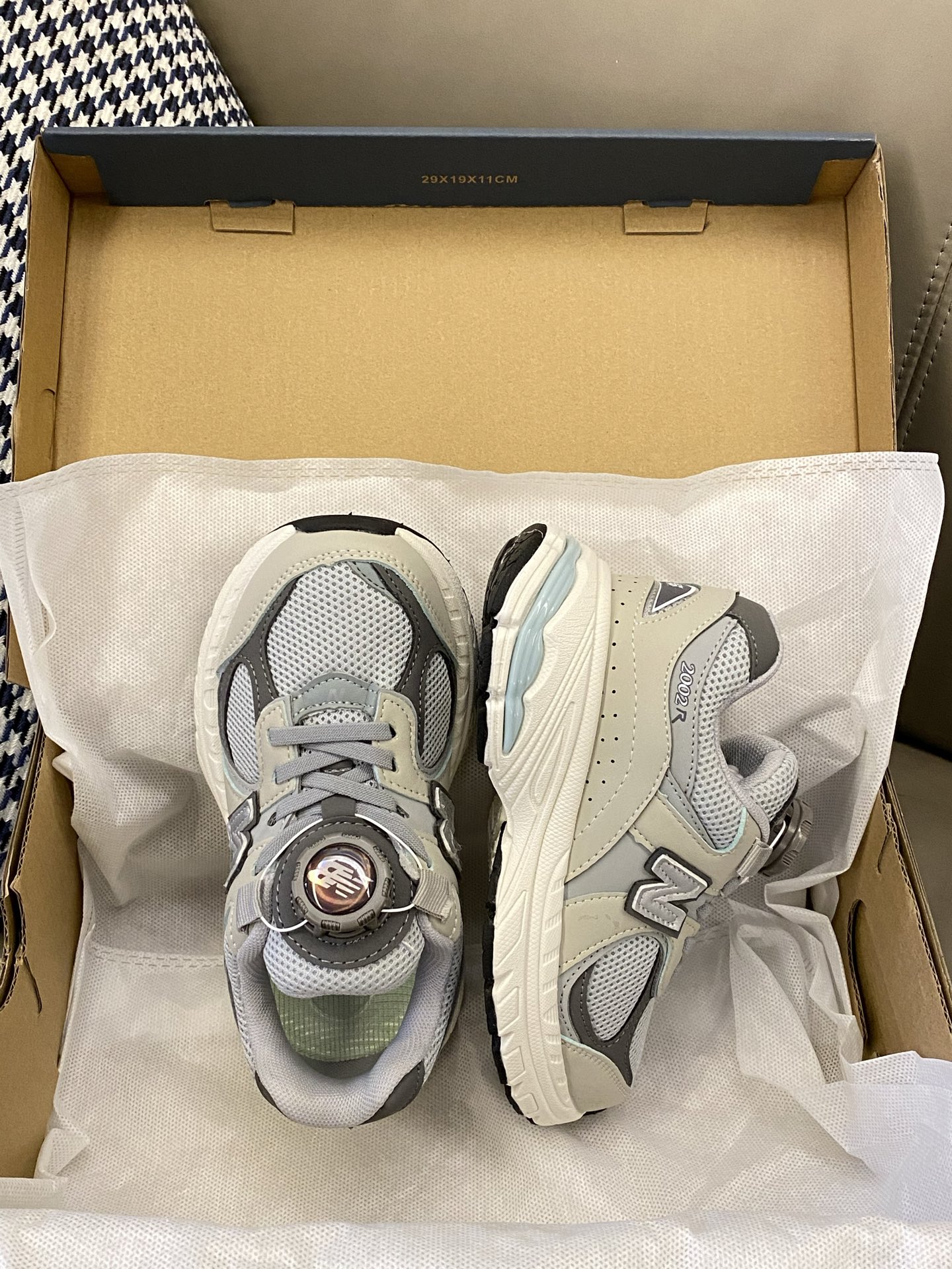 图片[2]-原图直出🌟 宝子们这款NB 2002r网面旋转扣儿童运动鞋简直绝绝子🎉鞋面网眼设计清爽舒适，旋转扣方便宝贝穿脱✅鞋底防滑耐磨性好、抗拉强度高、质地轻、干燥快便于管-选品中心