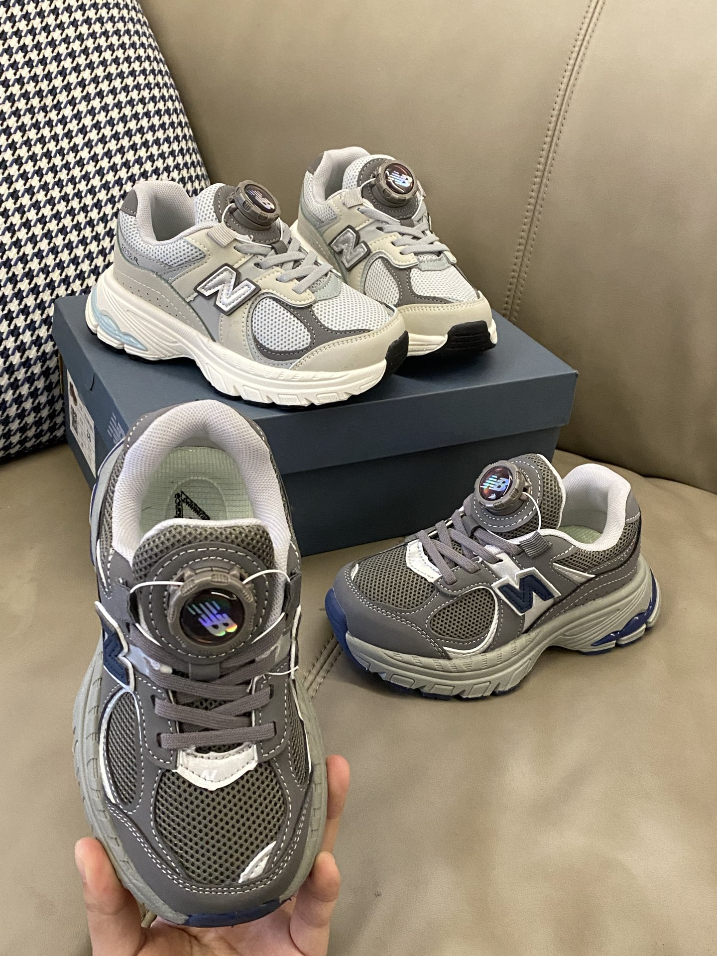 原图直出🌟 宝子们这款NB 2002r网面旋转扣儿童运动鞋简直绝绝子🎉鞋面网眼设计清爽舒适，旋转扣方便宝贝穿脱✅鞋底防滑耐磨性好、抗拉强度高、质地轻、干燥快便于管-选品中心