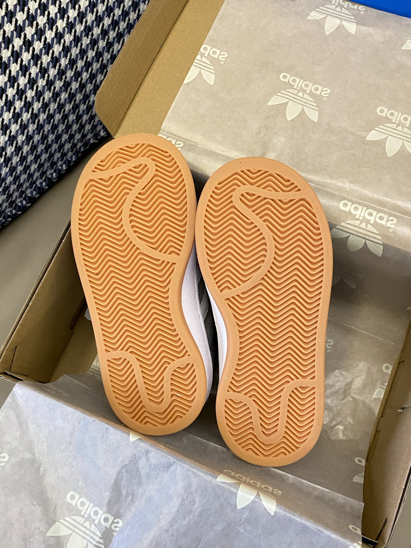 图片[9]-原图直出🌟 AD CAMPUS OOs儿童板鞋采用优质材质，耐磨防滑，让宝贝肆意奔跑，活力满满！魔术贴设计，娃自己3秒穿脱，老母亲告别早起弯腰！👉🏻橡胶波浪底，下雨天防滑力MAX，楼梯再也不打\”呲溜滑🥳-选品中心