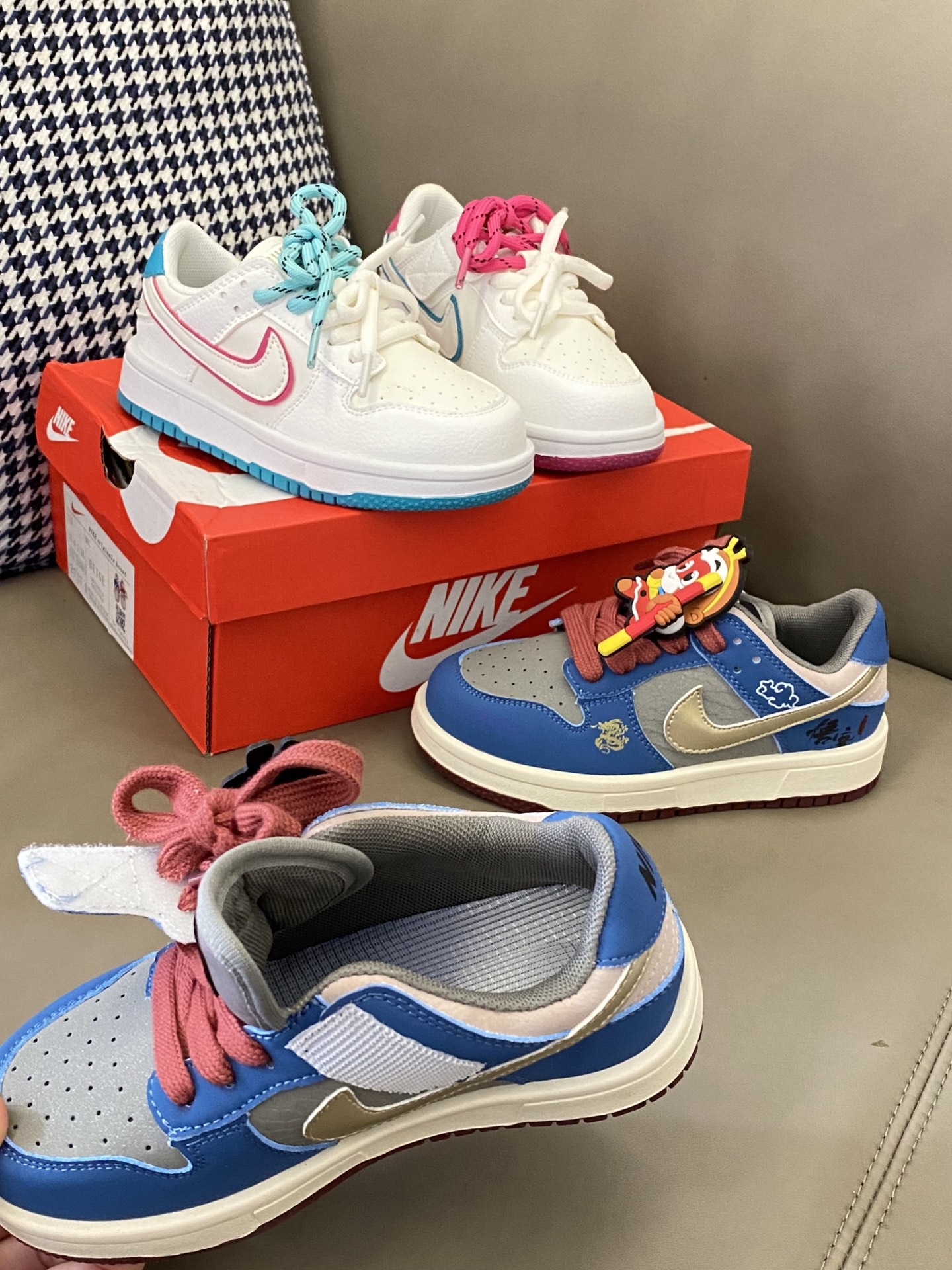 图片[4]-原图直出⭐️ 鞋面网孔设计清爽透气💨还有悟空挂件装饰也太爱了叭👻鞋身侧边还有多种的图案配饰，搭配在一起尊嘟好好看啊😍鞋底防滑耐磨抓地力强👍🏻-选品中心