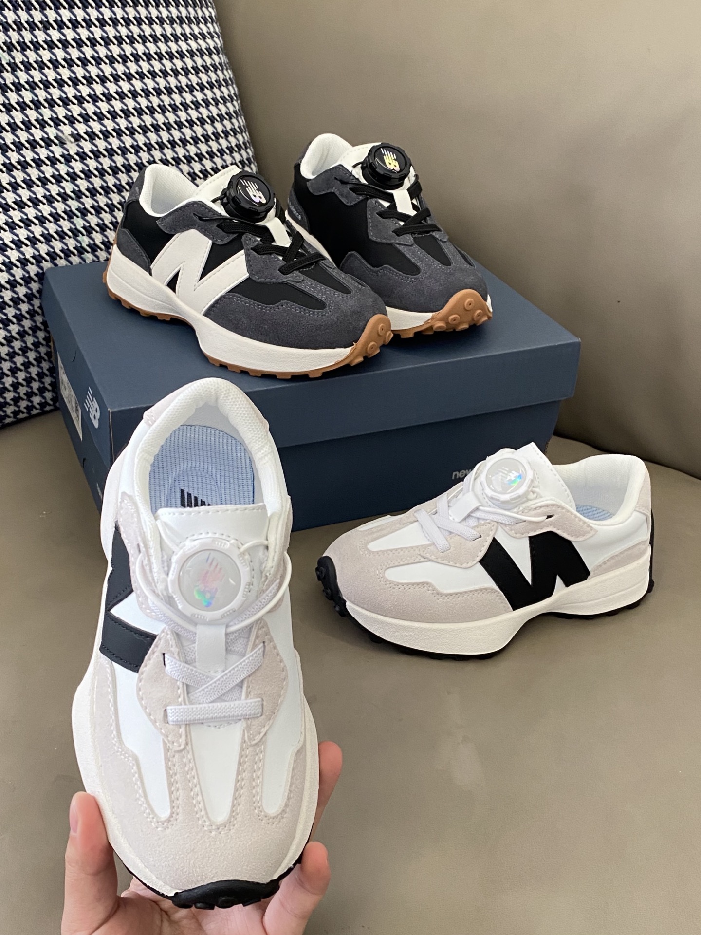 图片[7]-原图直出🌟 鞋面用反毛皮和布面拼接，透气又有层次感💫缓震中底，稳定性强👍🏻穿起来超舒服，颗粒底延伸到后跟，抓地力拉满💯-选品中心