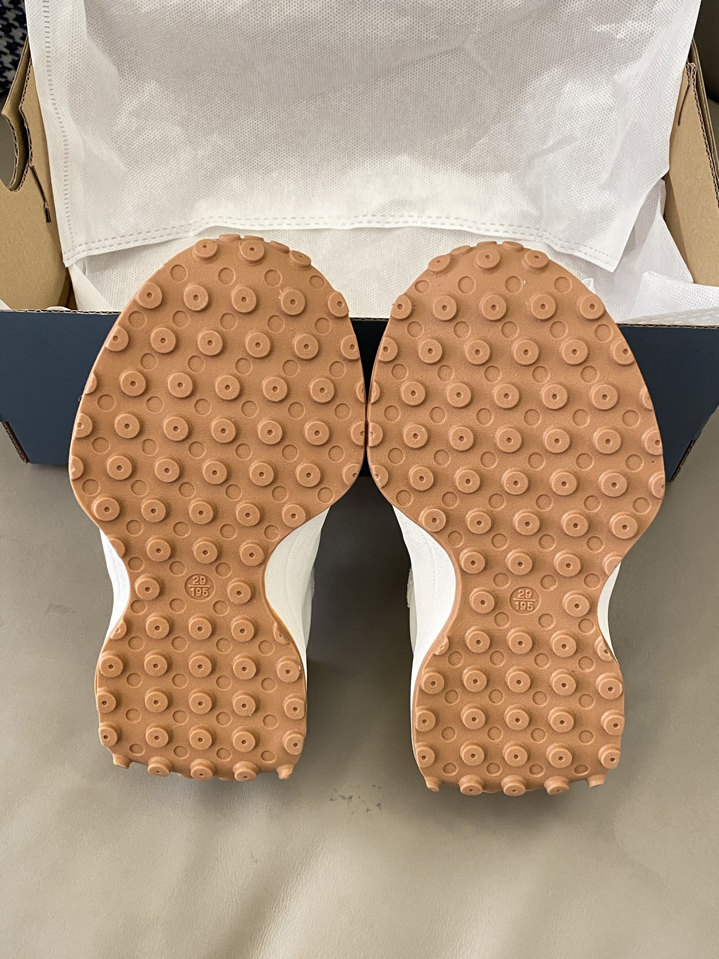 图片[9]-原图直出🌟 鞋面用反毛皮和布面拼接，透气又有层次感💫缓震中底，稳定性强👍🏻穿起来超舒服，颗粒底延伸到后跟，抓地力拉满💯-选品中心