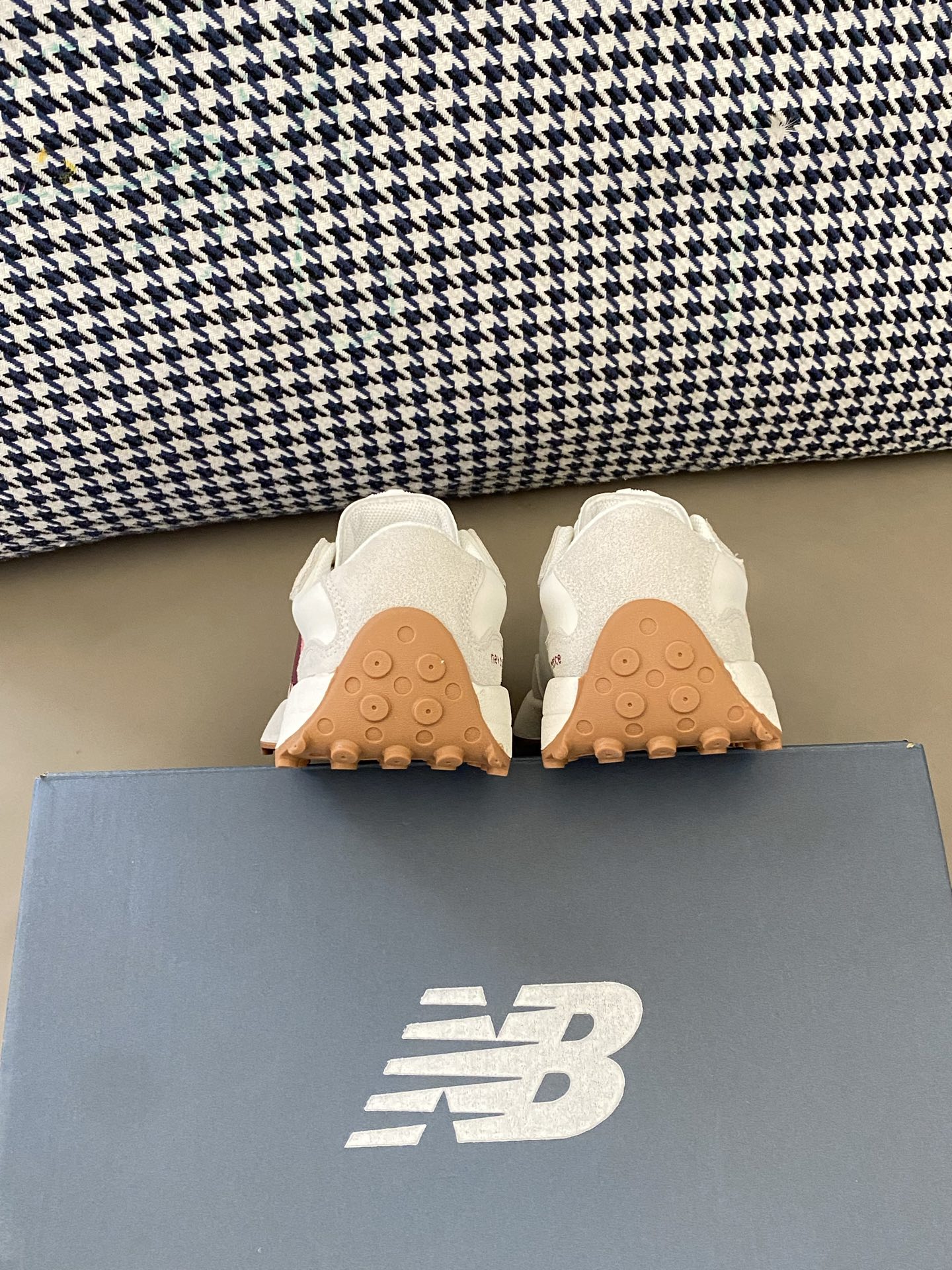 图片[4]-原图直出🌟 鞋面用反毛皮和布面拼接，透气又有层次感💫缓震中底，稳定性强👍🏻穿起来超舒服，颗粒底延伸到后跟，抓地力拉满💯-选品中心