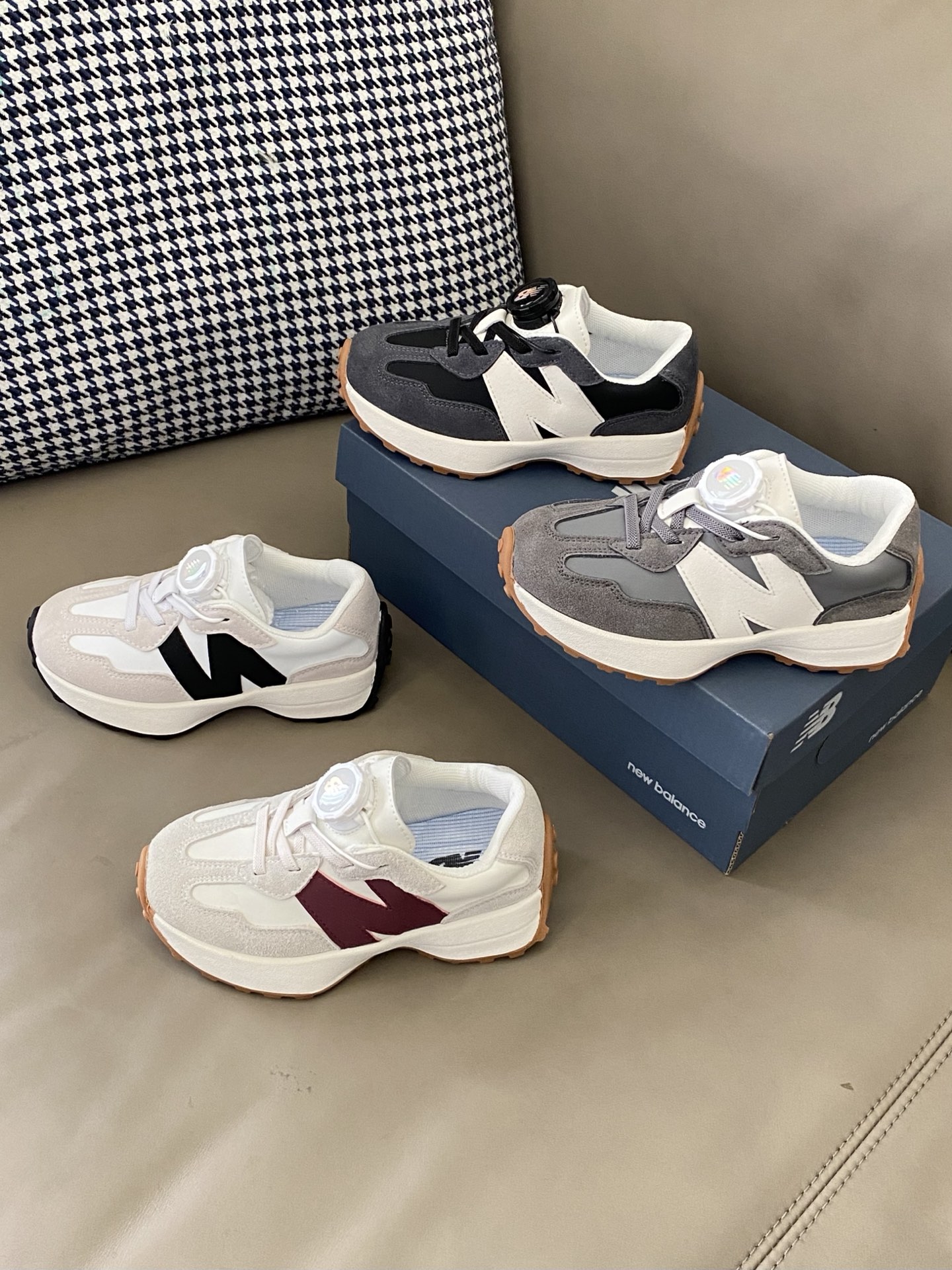 图片[8]-原图直出🌟 鞋面用反毛皮和布面拼接，透气又有层次感💫缓震中底，稳定性强👍🏻穿起来超舒服，颗粒底延伸到后跟，抓地力拉满💯-选品中心