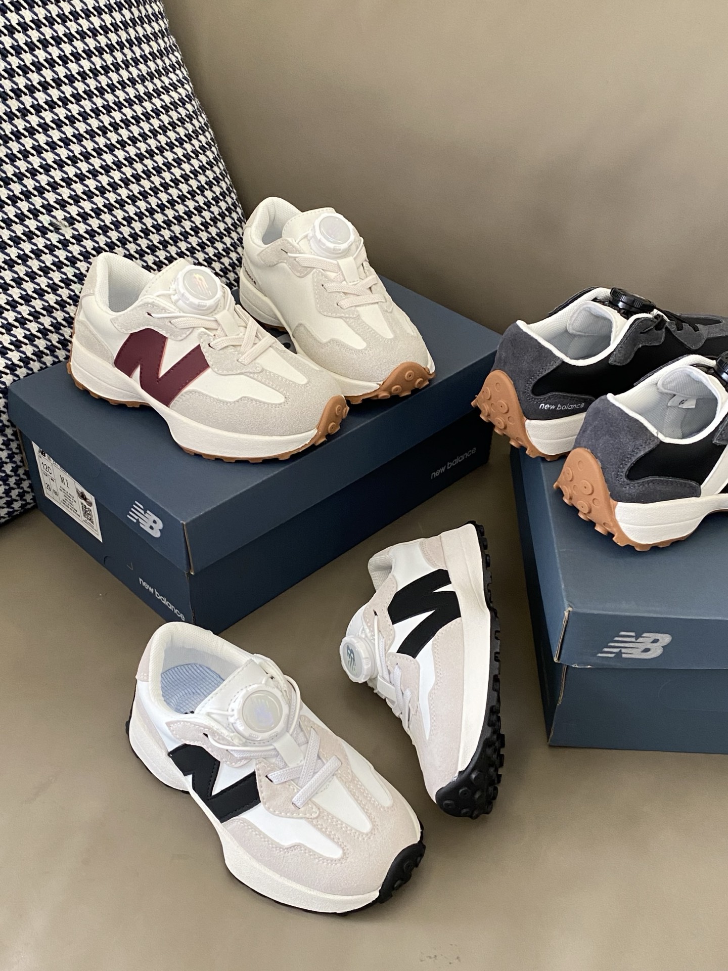 原图直出🌟 鞋面用反毛皮和布面拼接，透气又有层次感💫缓震中底，稳定性强👍🏻穿起来超舒服，颗粒底延伸到后跟，抓地力拉满💯-选品中心