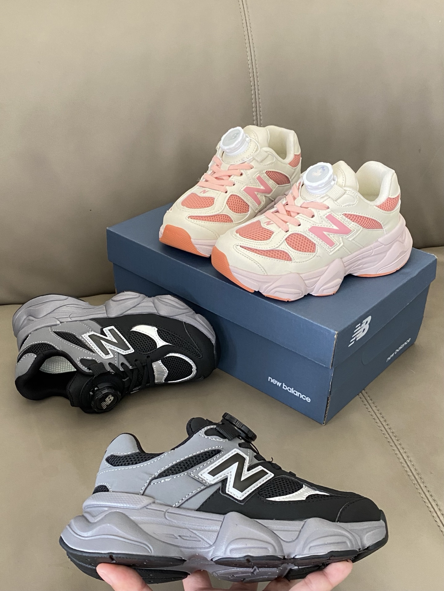 图片[3]-原图直出🌟 这款NB 直接封神鞋面材质细节🈵🈵，网眼和皮革拼接，网眼部分能让脚丫畅快呼吸告别闷热💨皮革部分质感超绝，柔软又有型😎旋转扣设计方便宝贝穿脱✔️-选品中心