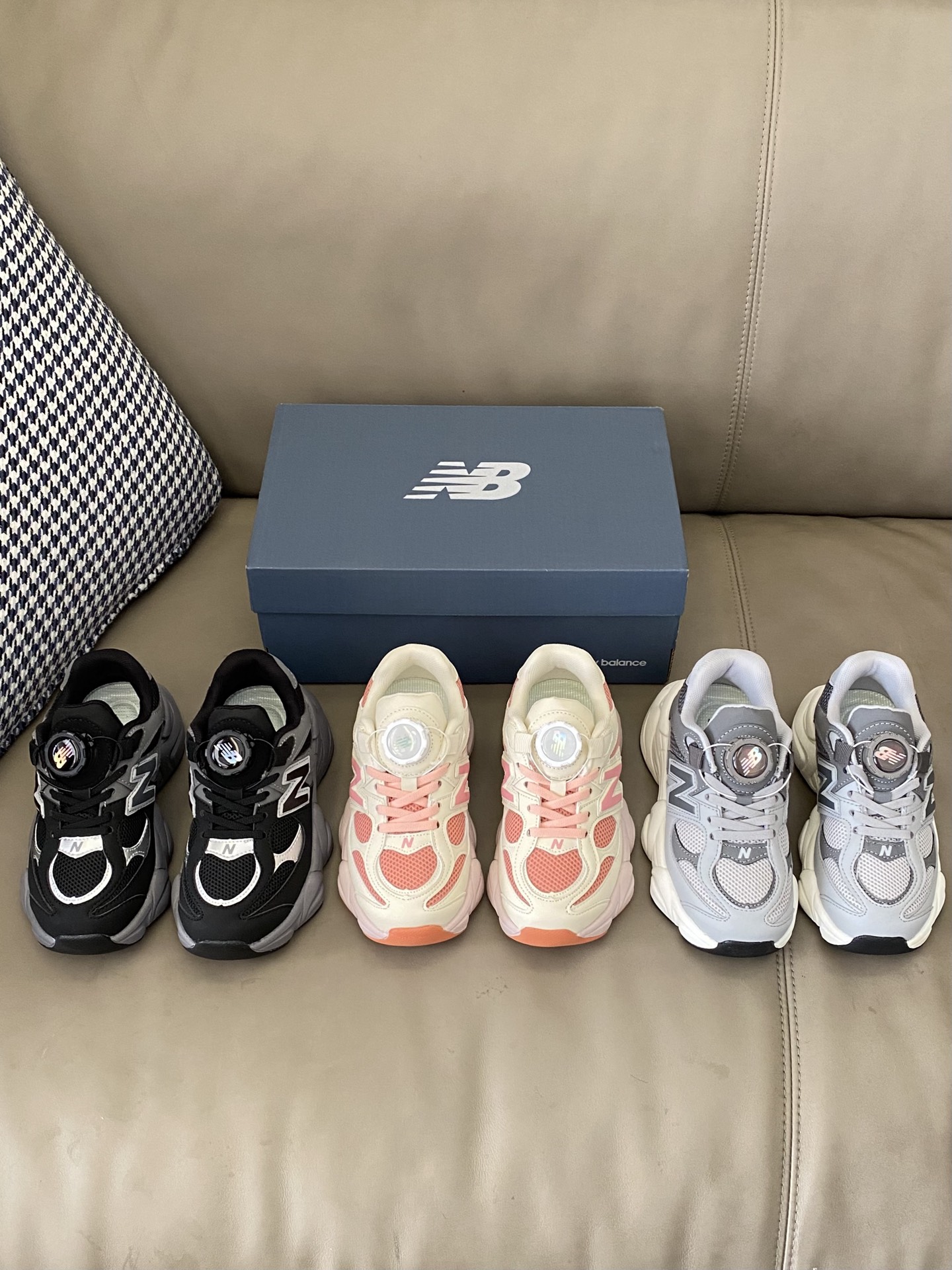 图片[5]-原图直出🌟 这款NB 直接封神鞋面材质细节🈵🈵，网眼和皮革拼接，网眼部分能让脚丫畅快呼吸告别闷热💨皮革部分质感超绝，柔软又有型😎旋转扣设计方便宝贝穿脱✔️-选品中心