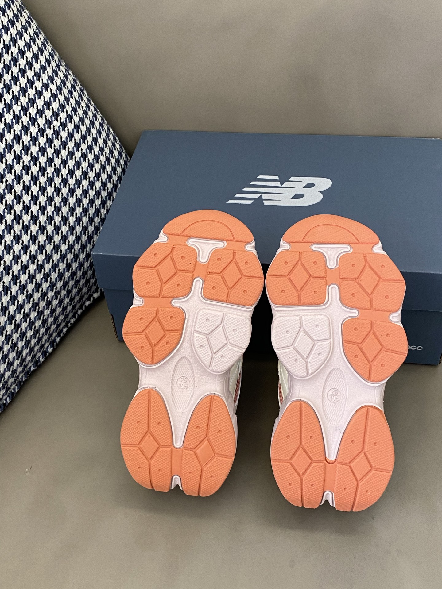 图片[9]-原图直出🌟 这款NB 直接封神鞋面材质细节🈵🈵，网眼和皮革拼接，网眼部分能让脚丫畅快呼吸告别闷热💨皮革部分质感超绝，柔软又有型😎旋转扣设计方便宝贝穿脱✔️-选品中心