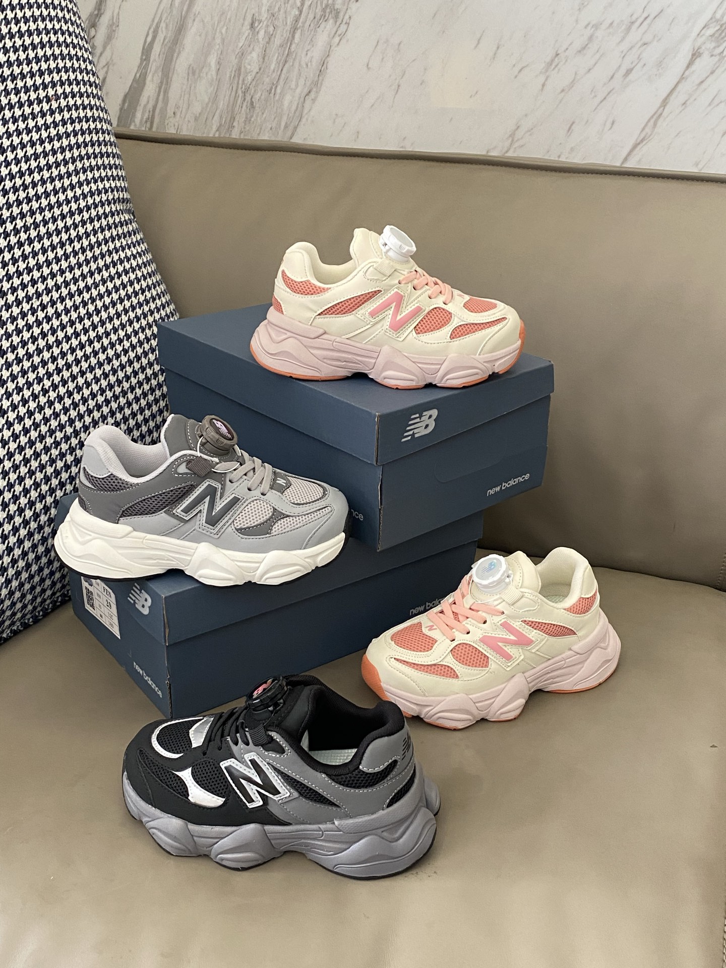 图片[4]-原图直出🌟 这款NB 直接封神鞋面材质细节🈵🈵，网眼和皮革拼接，网眼部分能让脚丫畅快呼吸告别闷热💨皮革部分质感超绝，柔软又有型😎旋转扣设计方便宝贝穿脱✔️-选品中心