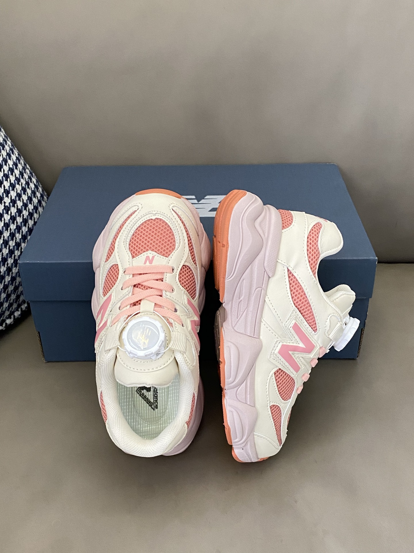 图片[2]-原图直出🌟 这款NB 直接封神鞋面材质细节🈵🈵，网眼和皮革拼接，网眼部分能让脚丫畅快呼吸告别闷热💨皮革部分质感超绝，柔软又有型😎旋转扣设计方便宝贝穿脱✔️-选品中心